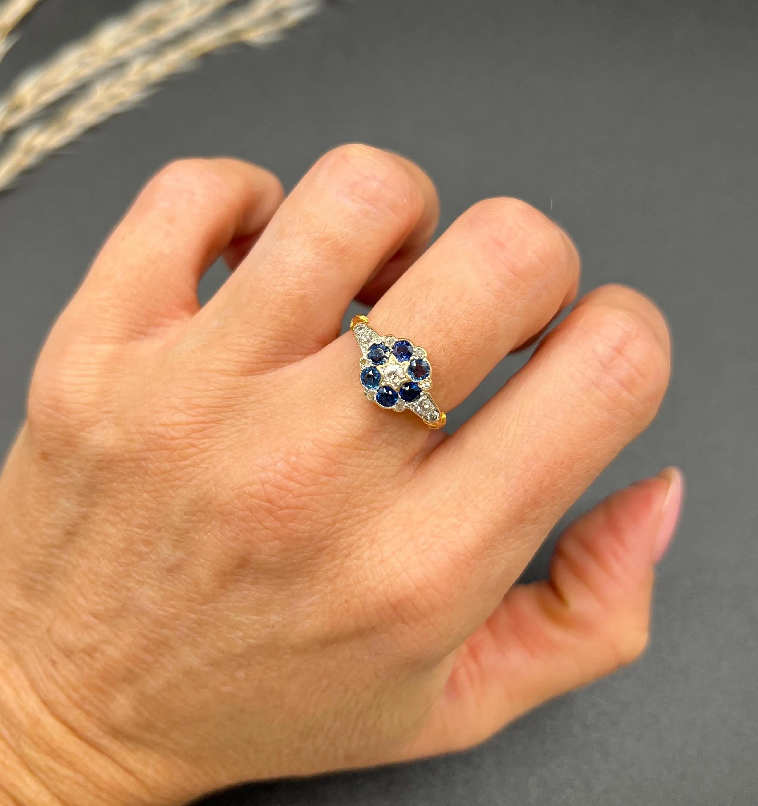 Anello margherita antico

Oro giallo 18ct 

Marchio Chester 1910

Questo squisito anello a grappolo in oro 18ct di epoca edoardiana presenta un design straordinario, con sei zaffiri naturali elegantemente disposti in una deliziosa formazione a