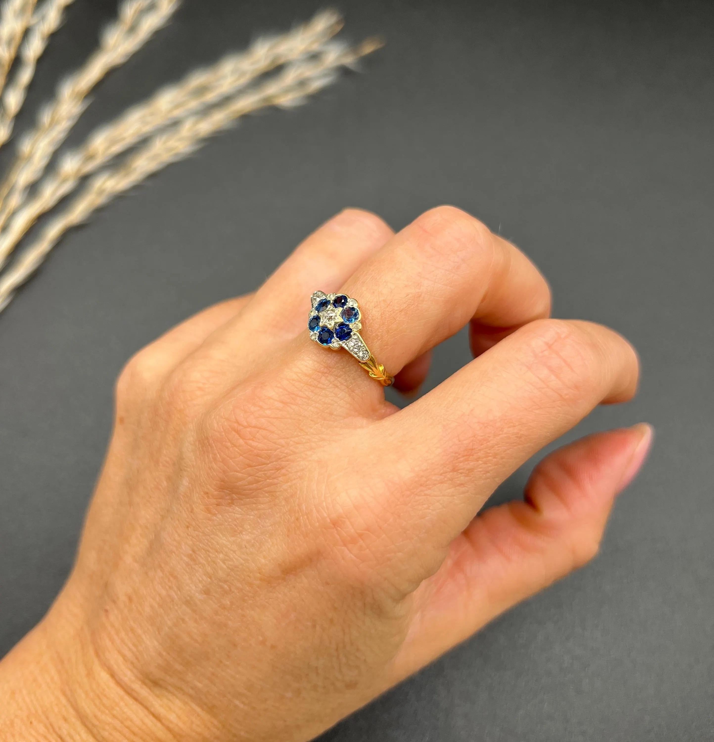 Taglio antico europeo Anello in oro 18 ct, zaffiri e diamanti a forma di stella, con marchio Chester 1910 in vendita