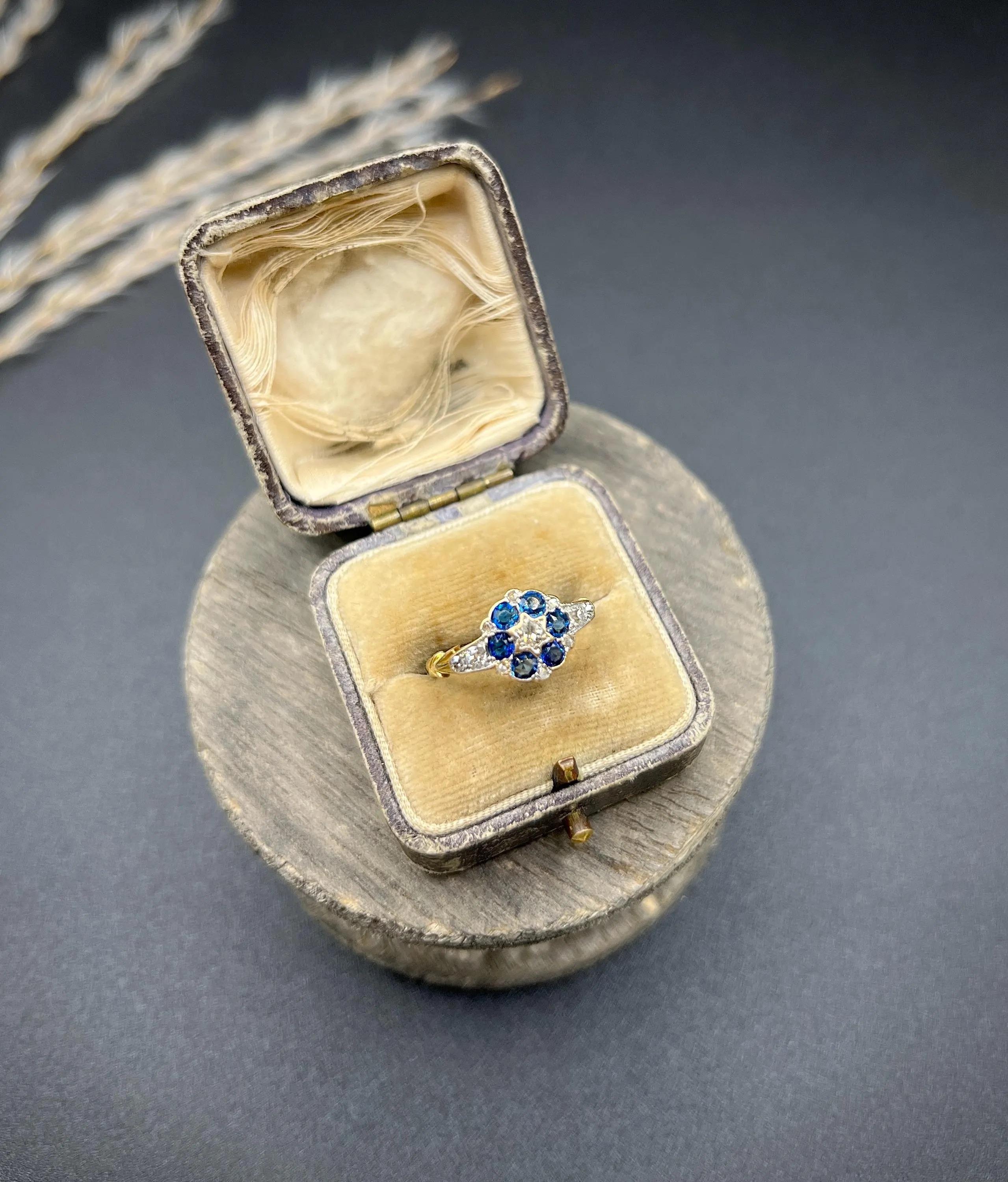 Anello in oro 18 ct, zaffiri e diamanti a forma di stella, con marchio Chester 1910 in vendita 2