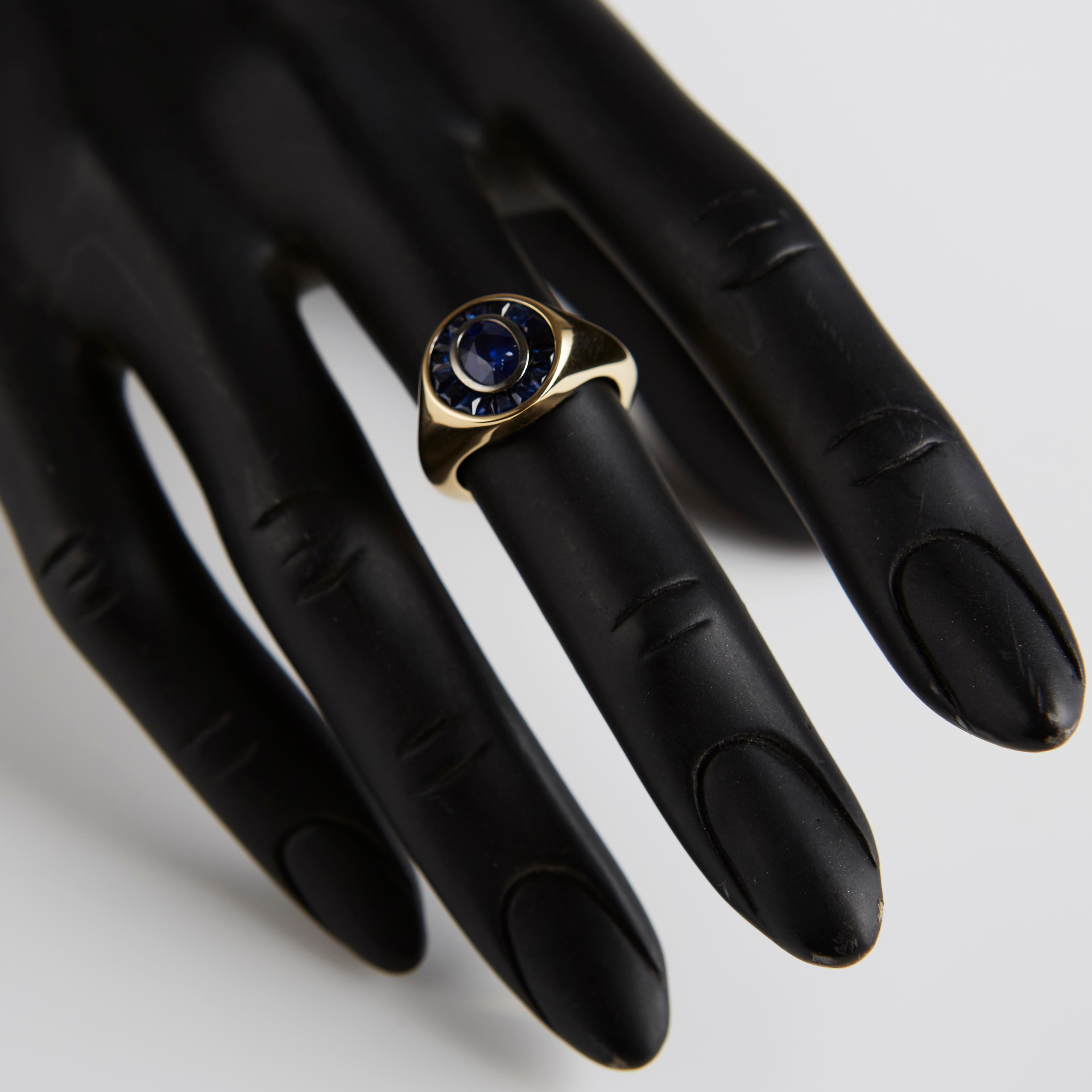 18ct Gold & Sapphire Signet Ring In New Condition For Sale In London, GB