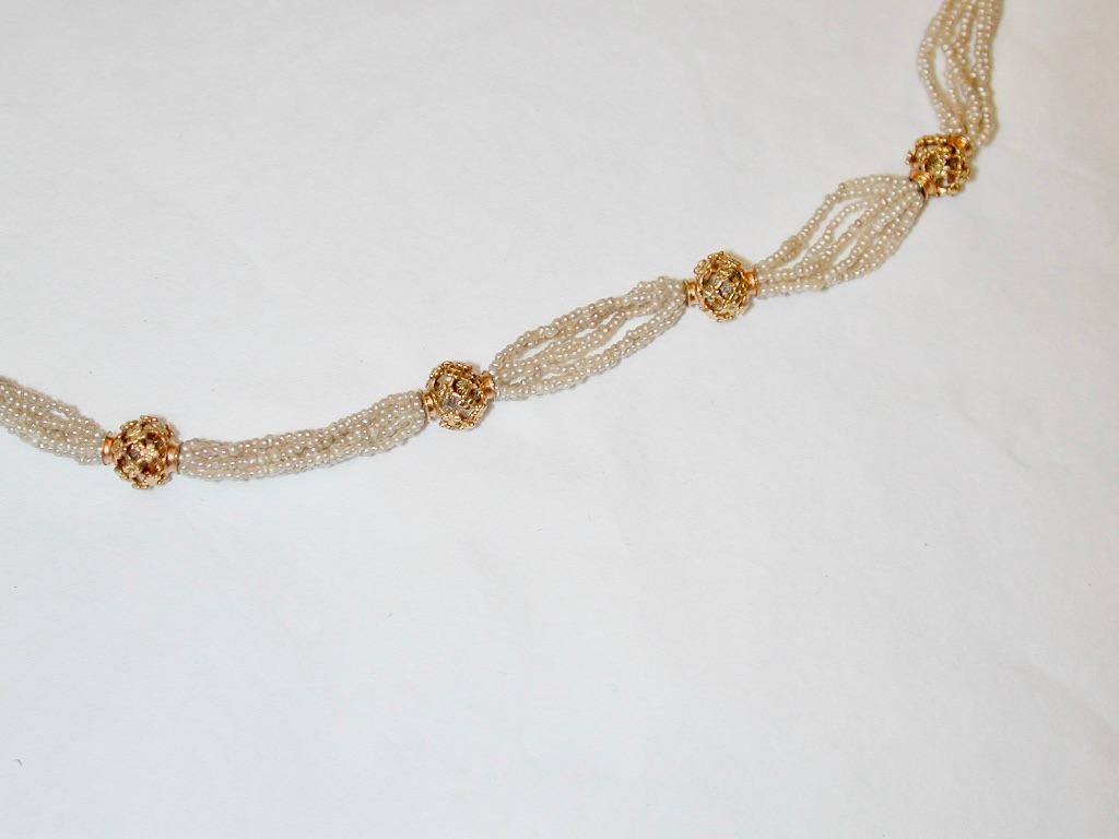 Collier de perles de rocaille en or 18ct avec diamant taillé en rose daté circa 1940's
Très joli collier de perles de rocaille composé de plusieurs rangs de perles de rocaille espacées par des ronds percés en or 18ct.  diamant taillé en rose