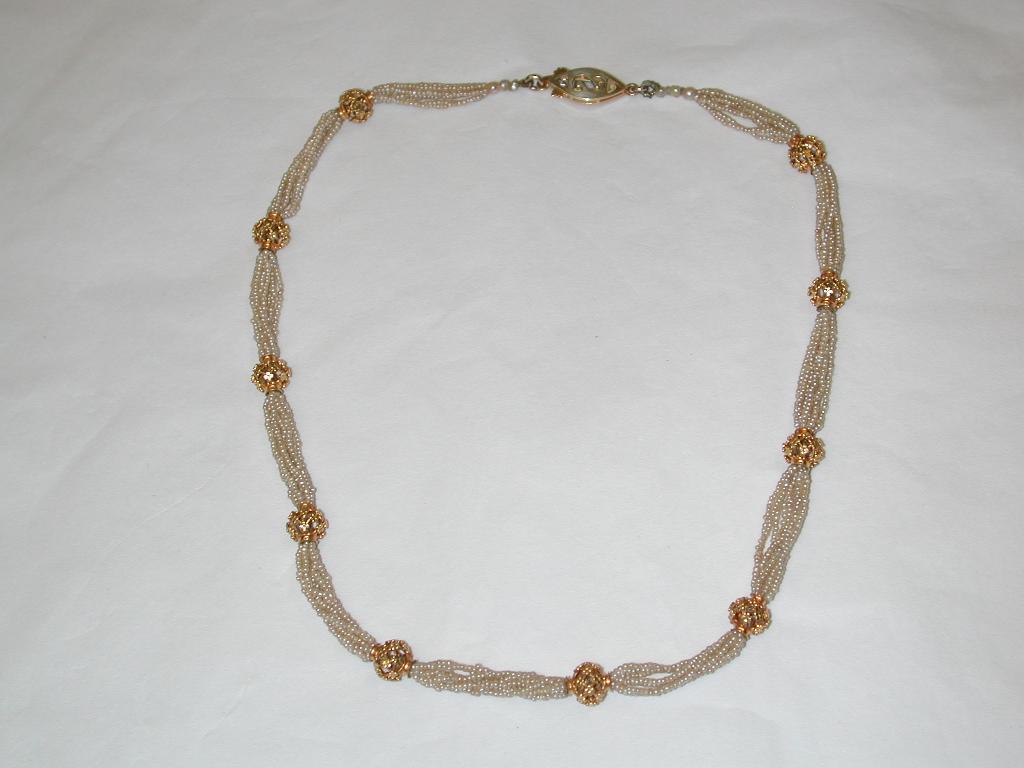Collier de perles de rocaille en or 18ct avec diamant taillé en rose daté circa 1940's Bon état à London, GB