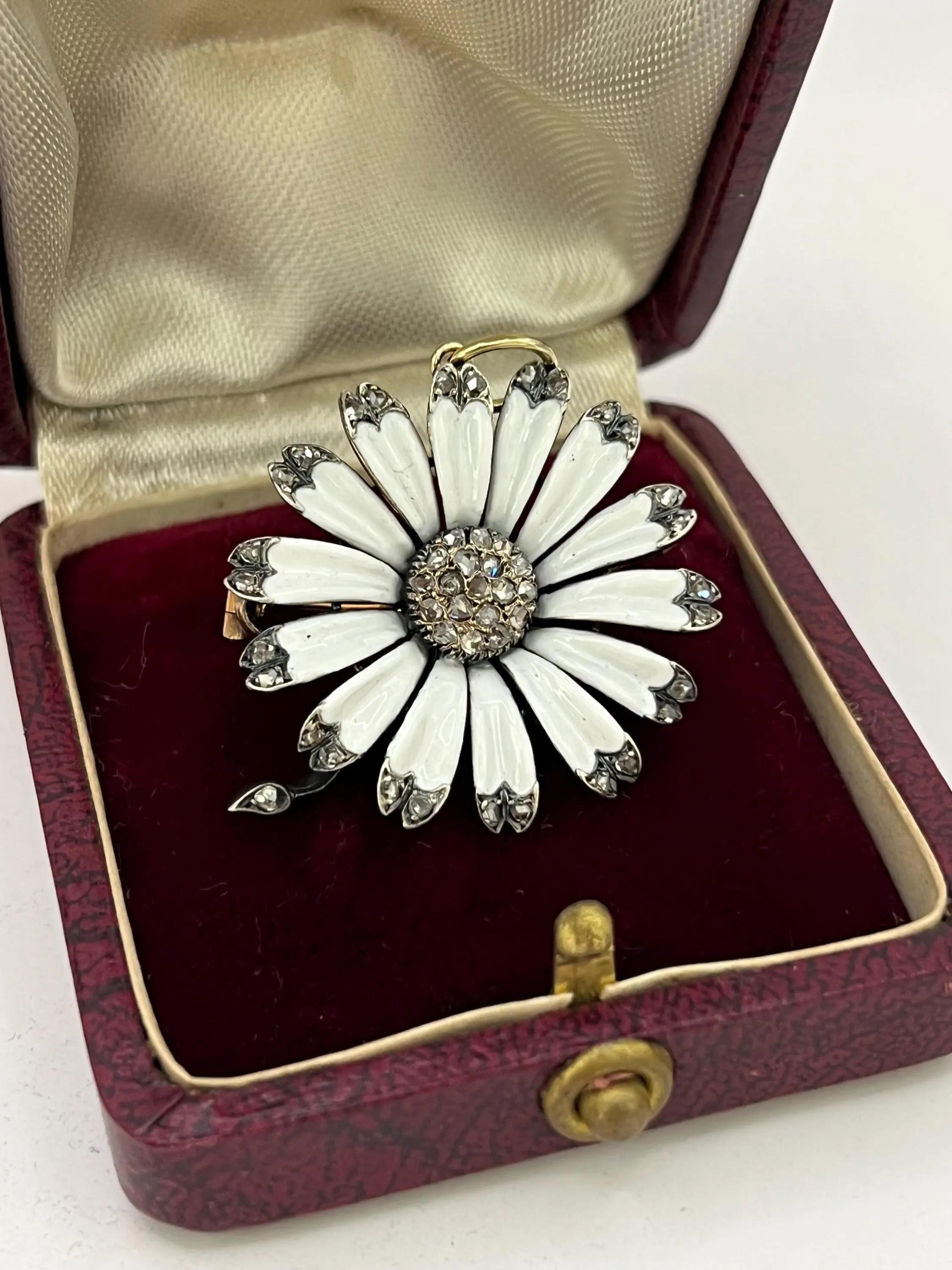 Or et argent 18ct, CIRCA 1880 Broche/pendentif en émail blanc et diamant en forme de fleur en vente 4