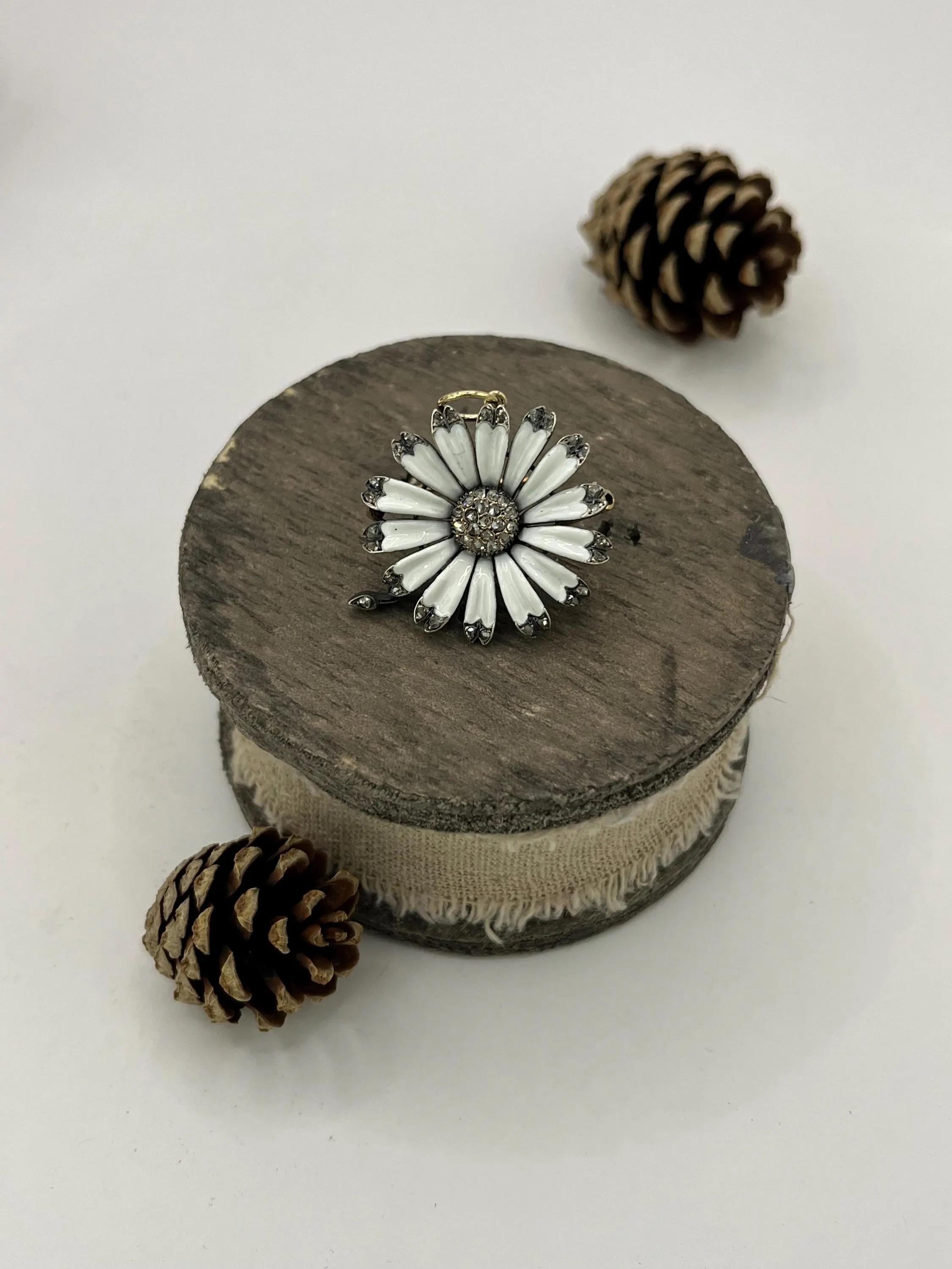 Or et argent 18ct, CIRCA 1880 Broche/pendentif en émail blanc et diamant en forme de fleur en vente 5