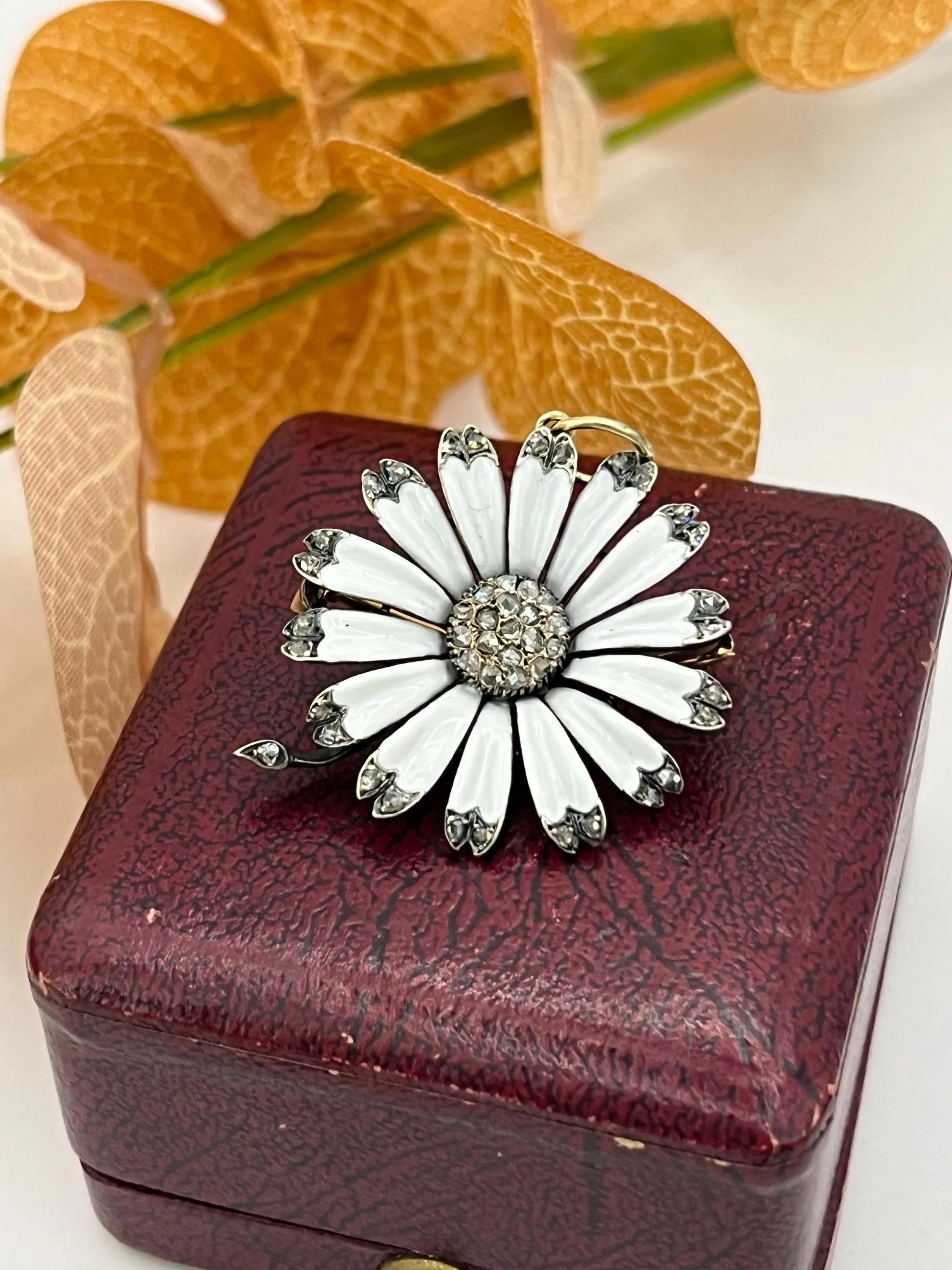 Taille rose Or et argent 18ct, CIRCA 1880 Broche/pendentif en émail blanc et diamant en forme de fleur en vente