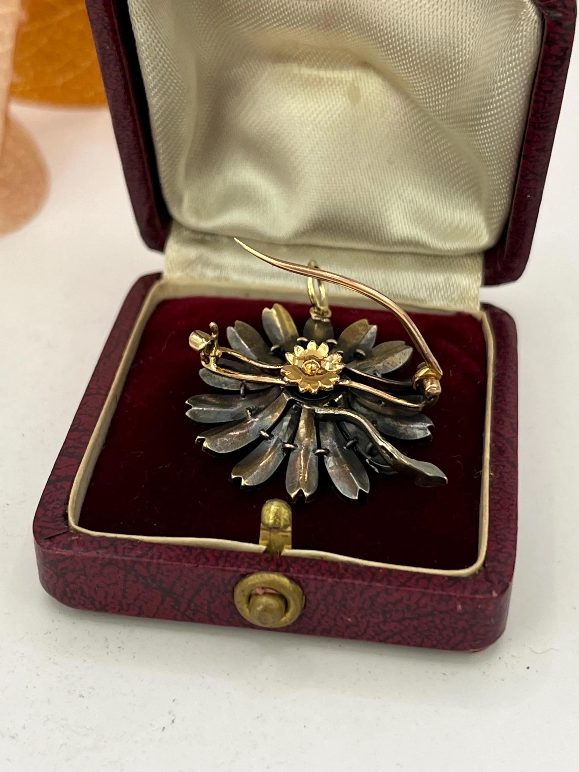 Or et argent 18ct, CIRCA 1880 Broche/pendentif en émail blanc et diamant en forme de fleur Bon état - En vente à Brighton, GB