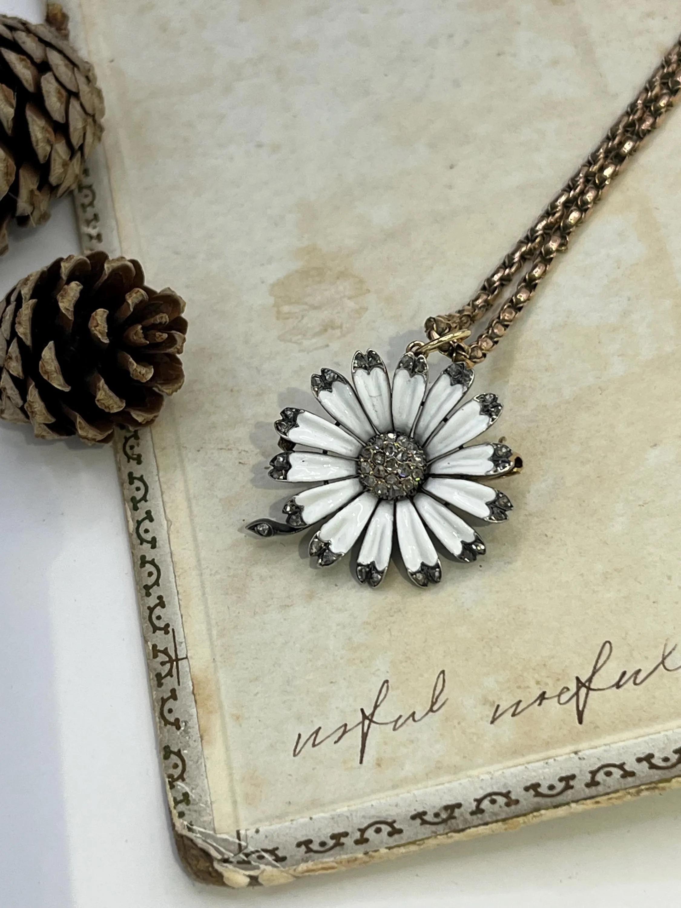 Or et argent 18ct, CIRCA 1880 Broche/pendentif en émail blanc et diamant en forme de fleur Unisexe en vente