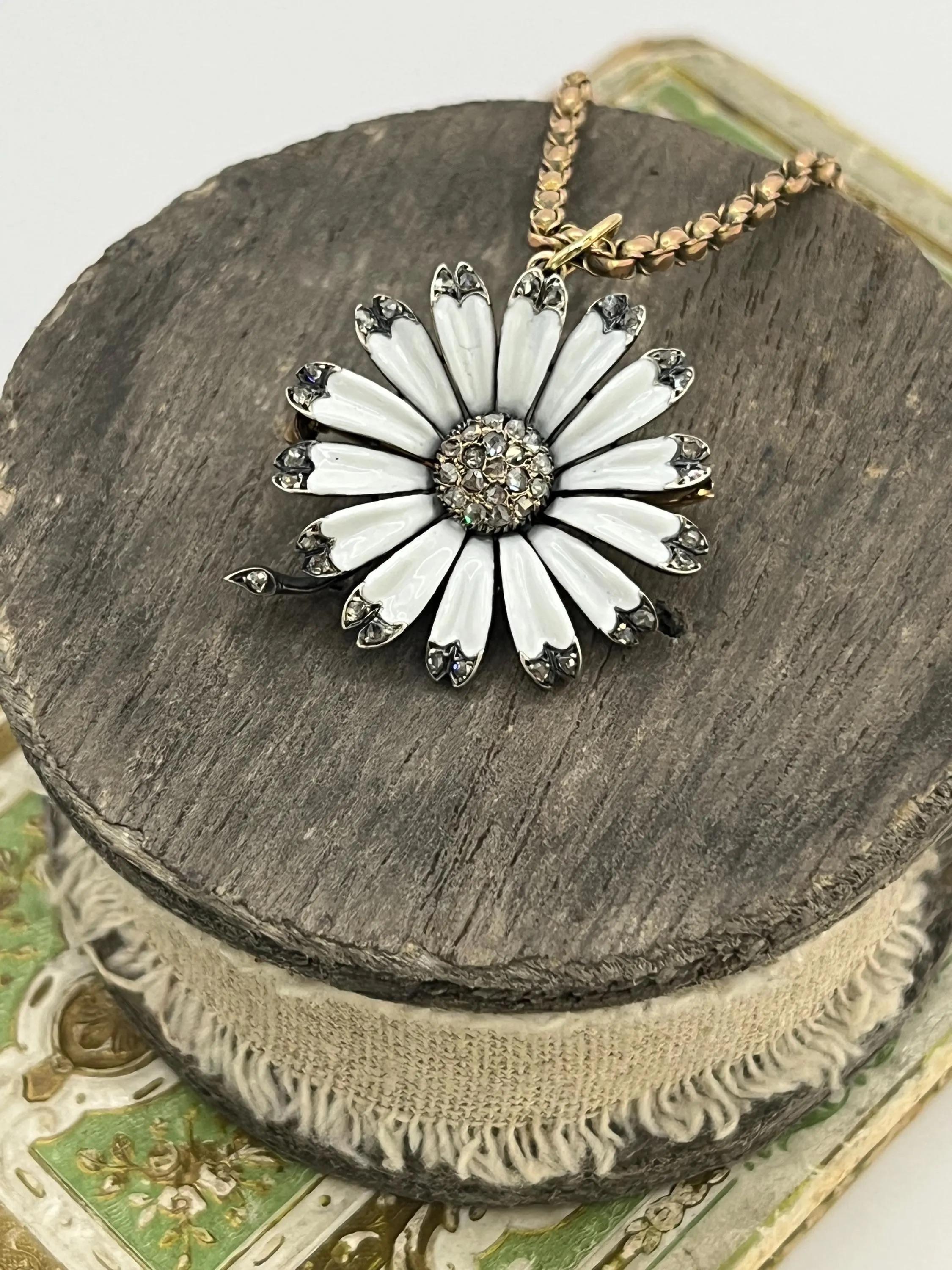 Or et argent 18ct, CIRCA 1880 Broche/pendentif en émail blanc et diamant en forme de fleur en vente 1