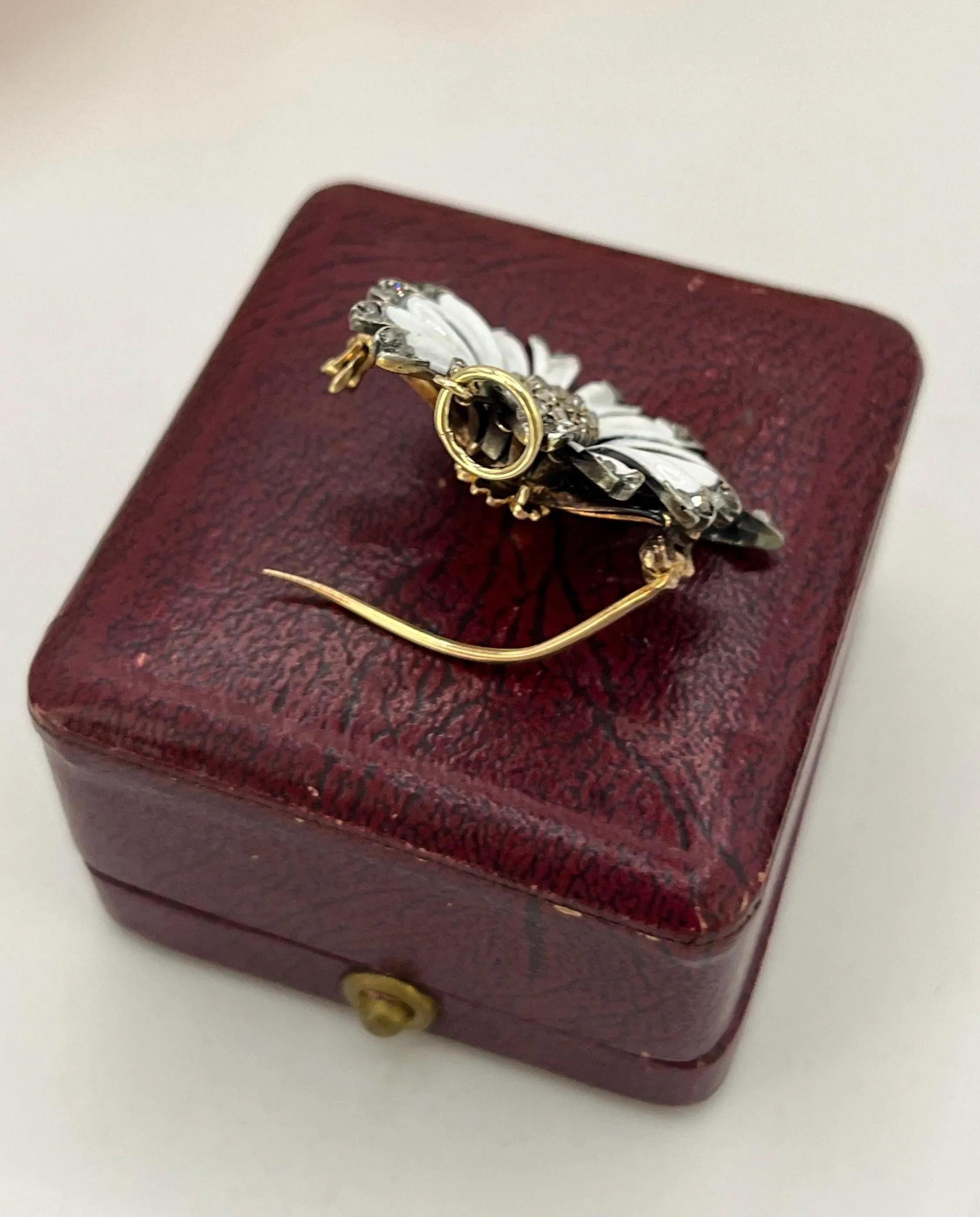 Or et argent 18ct, CIRCA 1880 Broche/pendentif en émail blanc et diamant en forme de fleur en vente 3