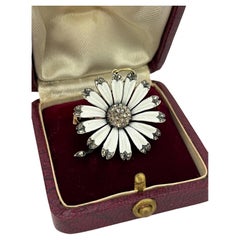 Or et argent 18ct, CIRCA 1880 Broche/pendentif en émail blanc et diamant en forme de fleur