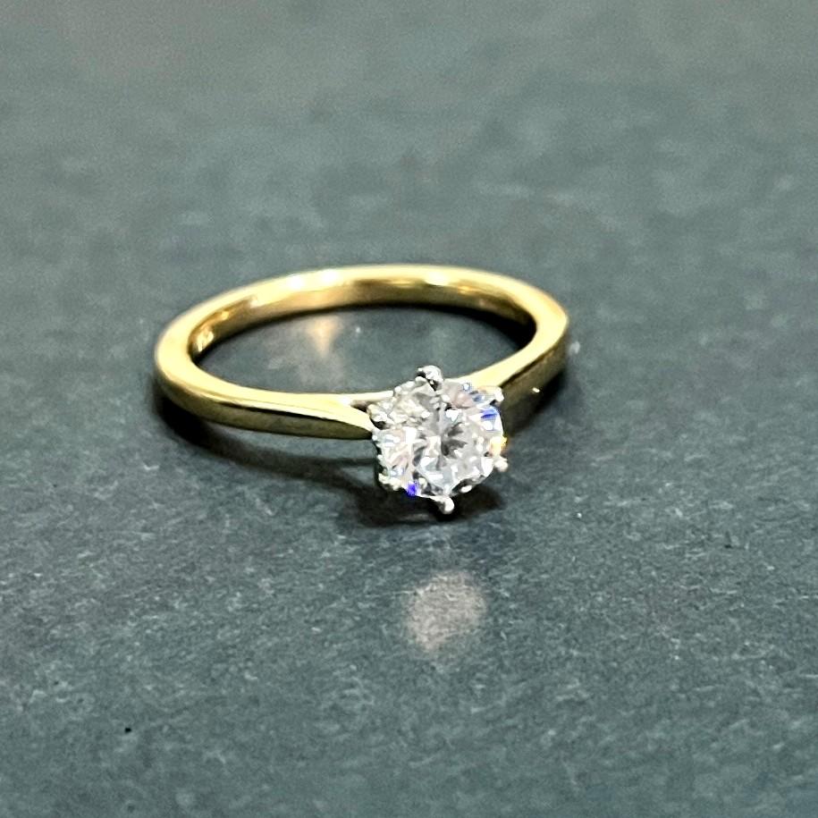 Round Cut 18ct Gold Solitaire Round Brilliant Cut Diamond Ring For Sale