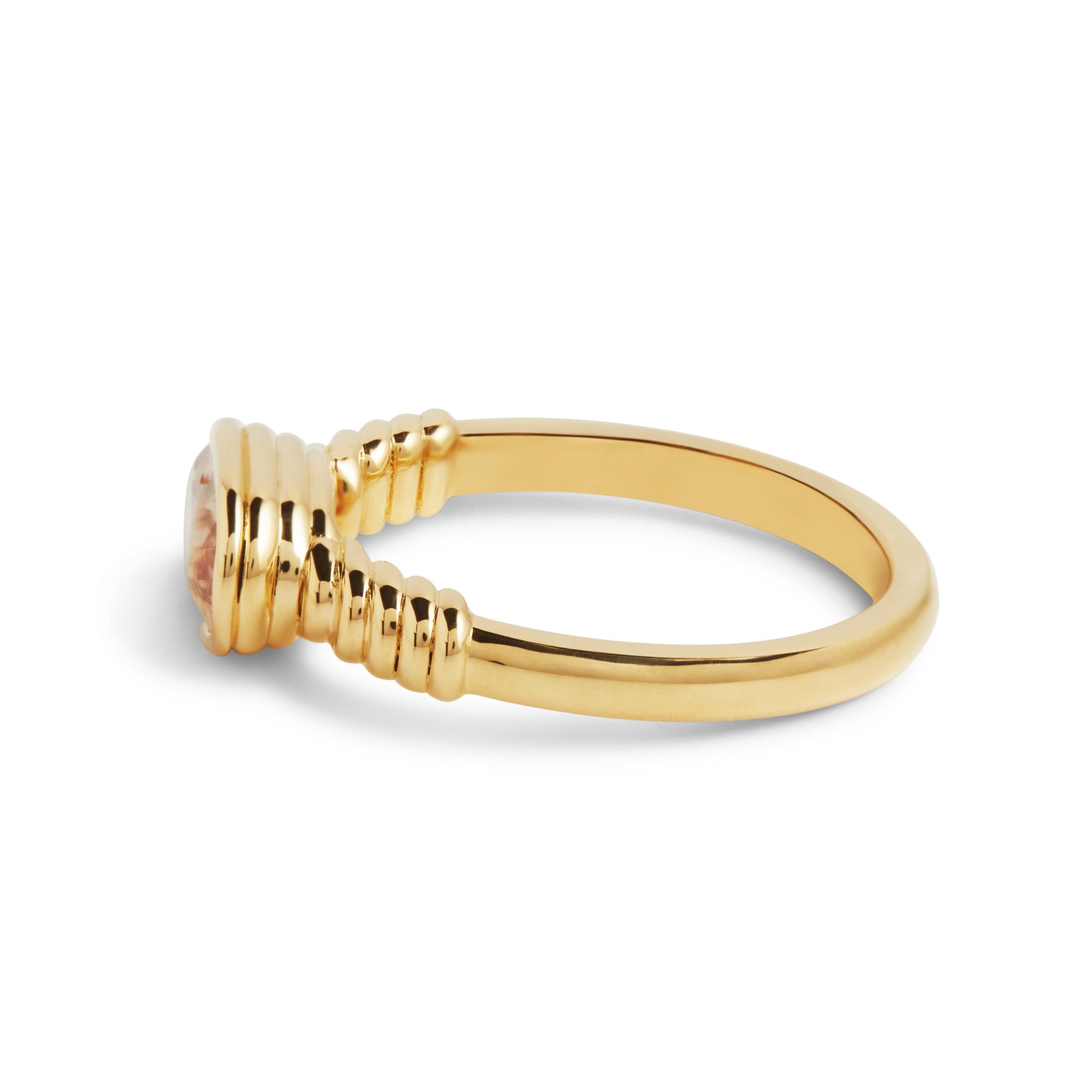 Contemporary 18ct Gold & Sri Lankan Oval Peach Sapphire Ring For Sale