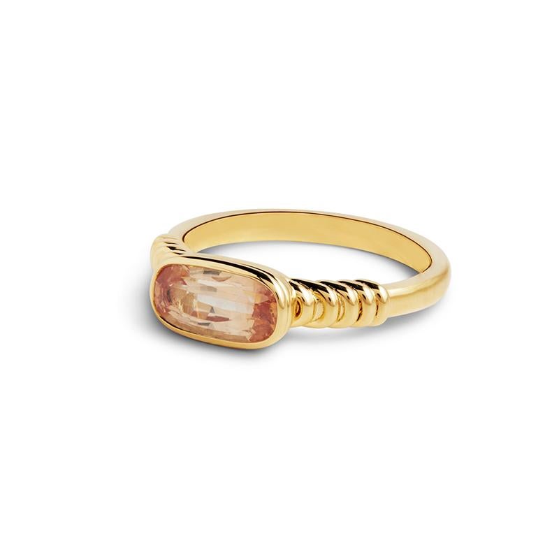 18ct Gold & Sri Lankan Oval Peach Sapphire Ring In New Condition For Sale In London, GB