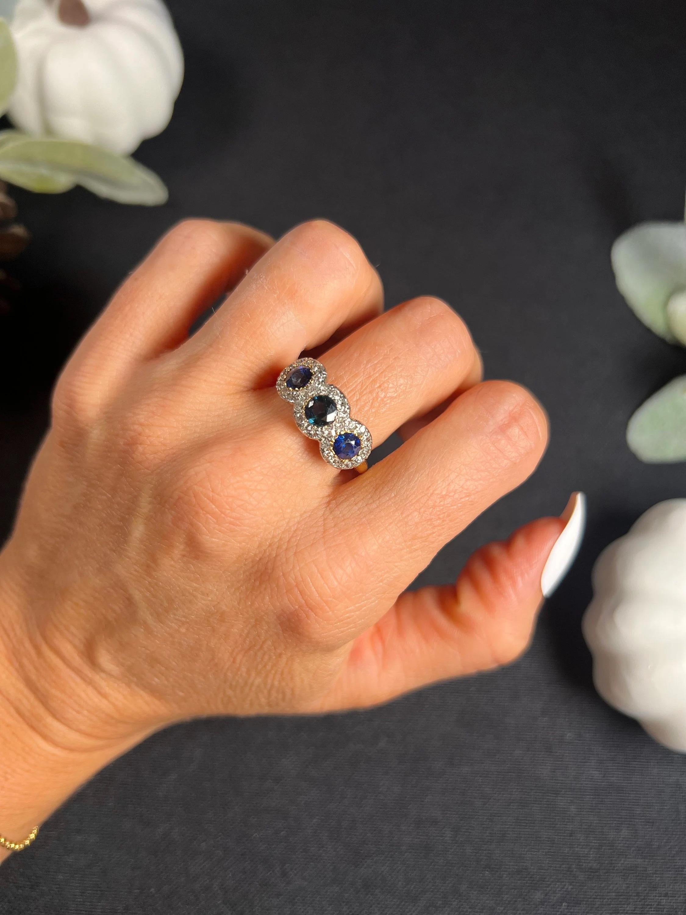 18ct Gold Stamped Victorian Three Stone Sapphire & Diamond Multi-Cluster Ring In Good Condition For Sale In Brighton, GB