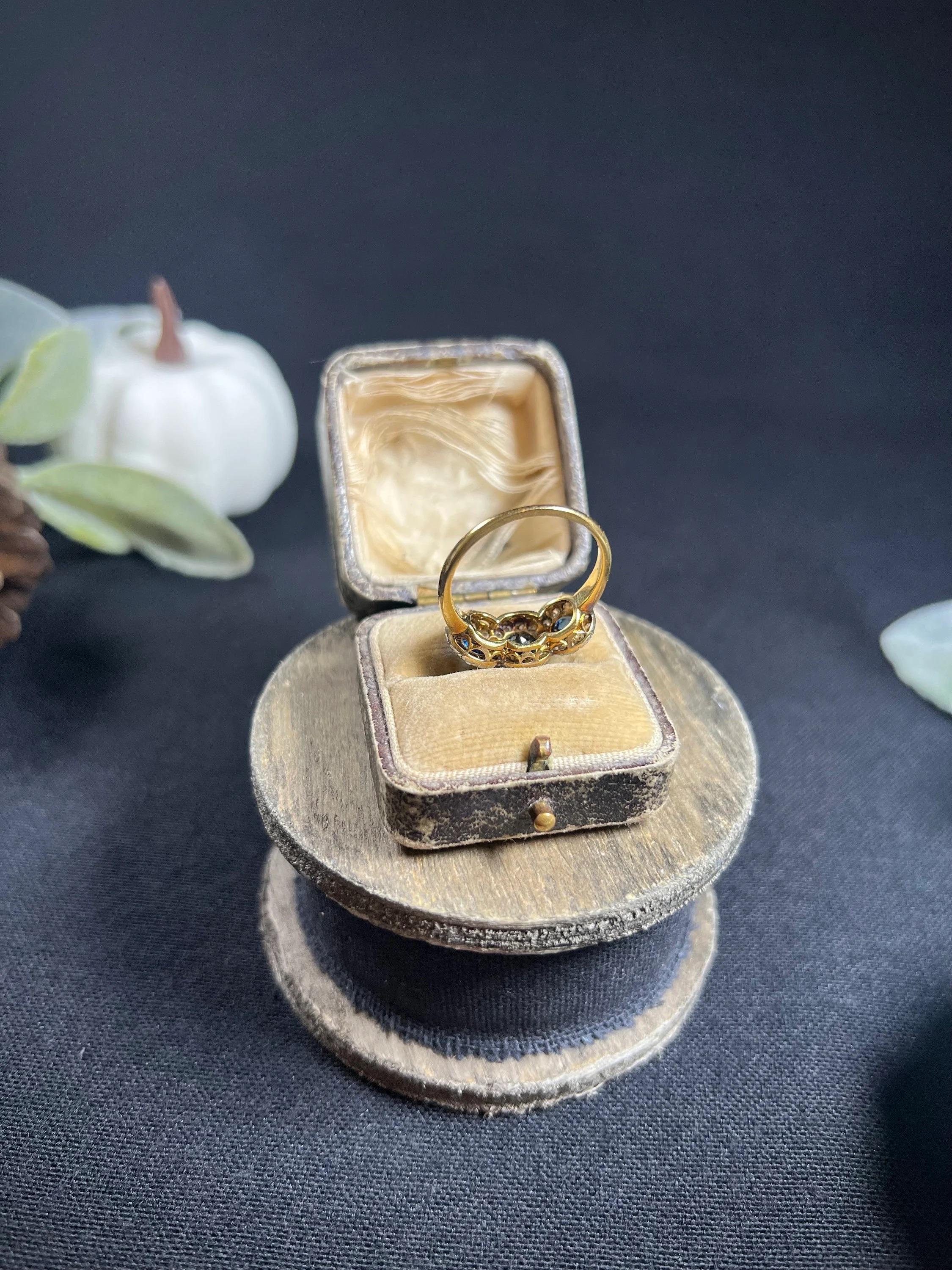 Bague victorienne à trois pierres, saphir et diamants, estampillée en or 18 carats en vente 3