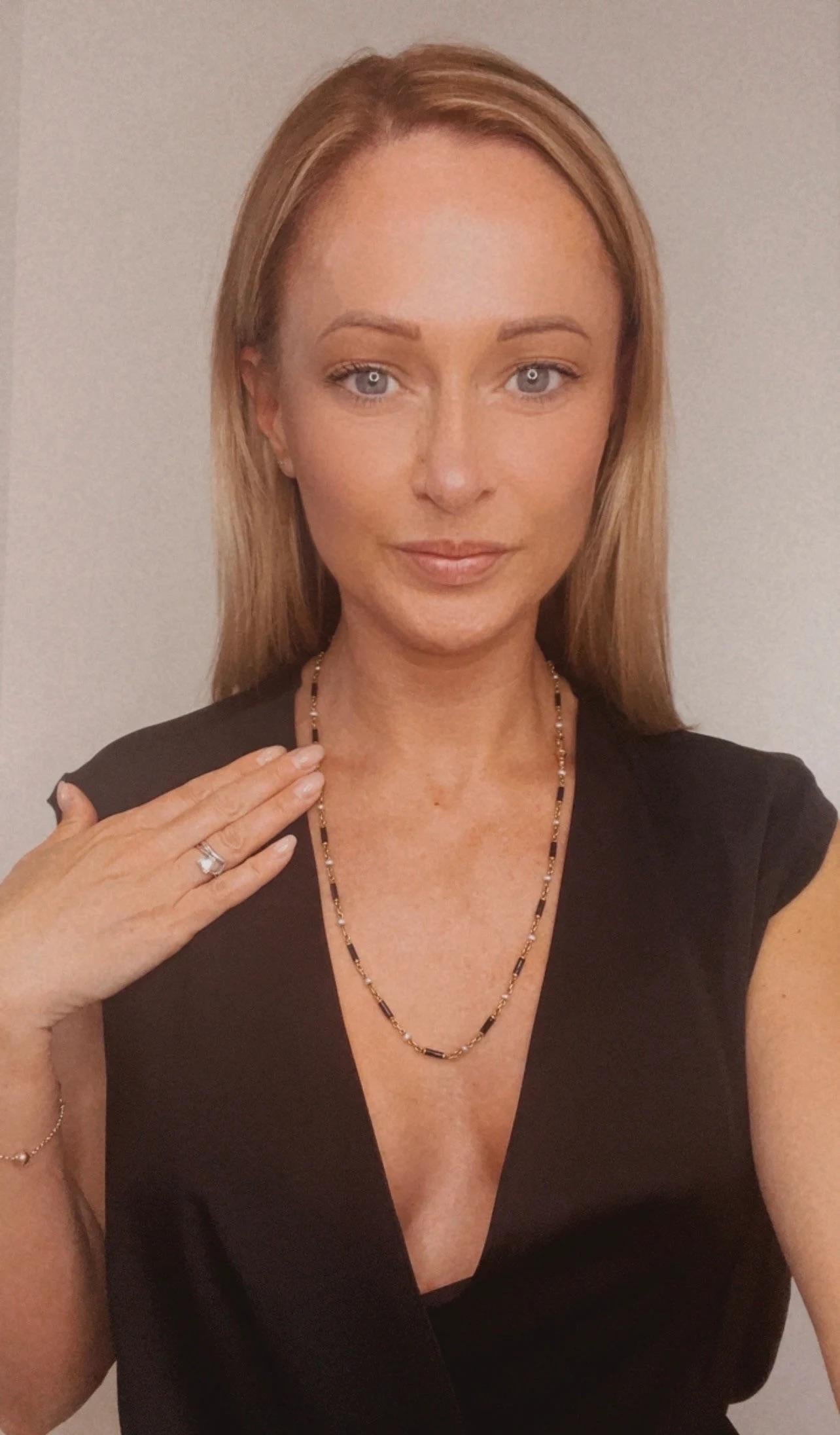 Collana antica di smalto e perle 

Testato in oro 18 ct.

Circa 1880

Questa splendida collana vittoriana è una vera meraviglia di artigianato. Realizzata a mano con cura, la collana in oro giallo 18 ct presenta maglie alternate in smalto nero e