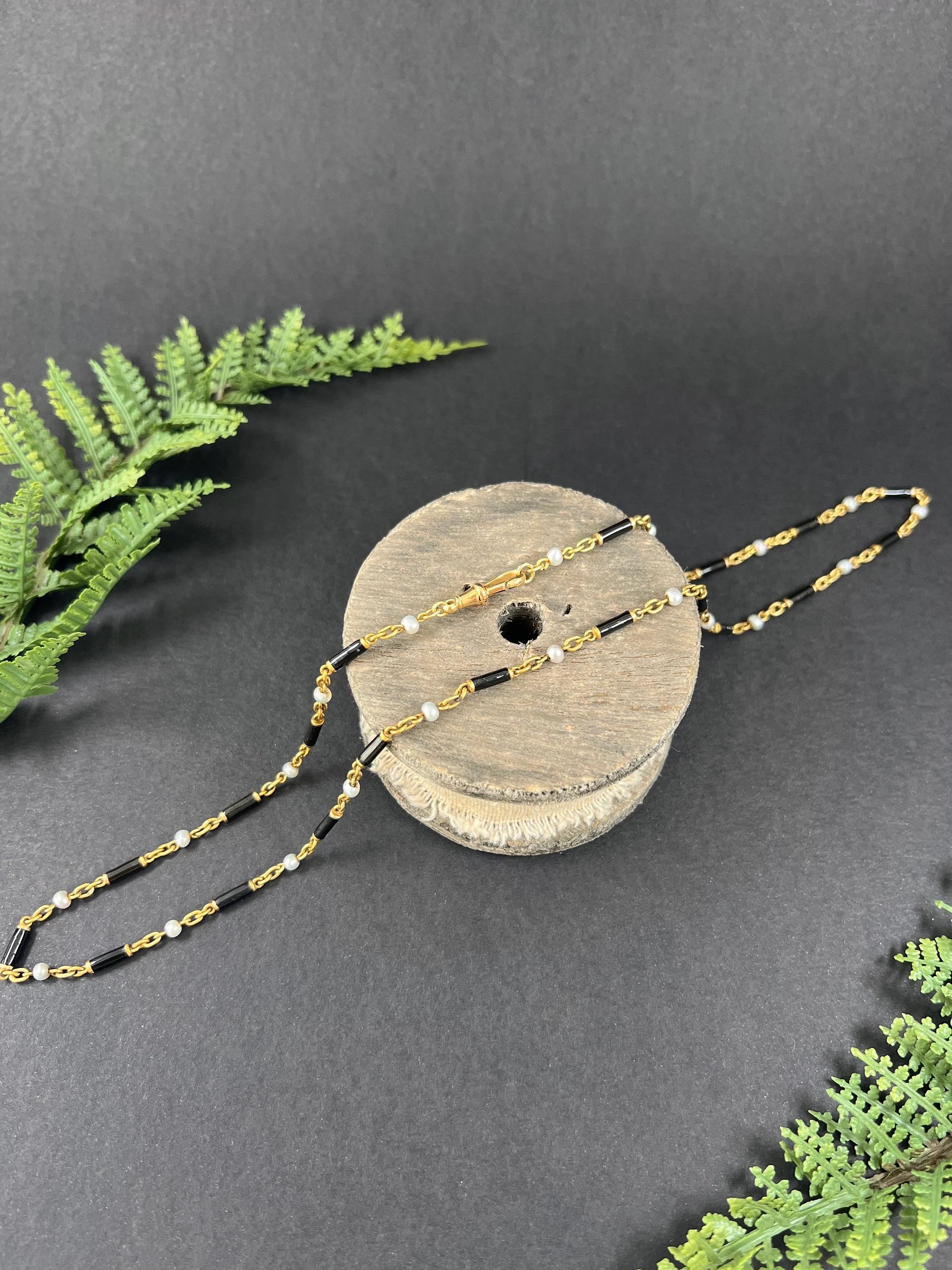 Perlina Collana a catena lunga in oro 18ct, smalto nero vittoriano e perle con chiusura a girello in vendita