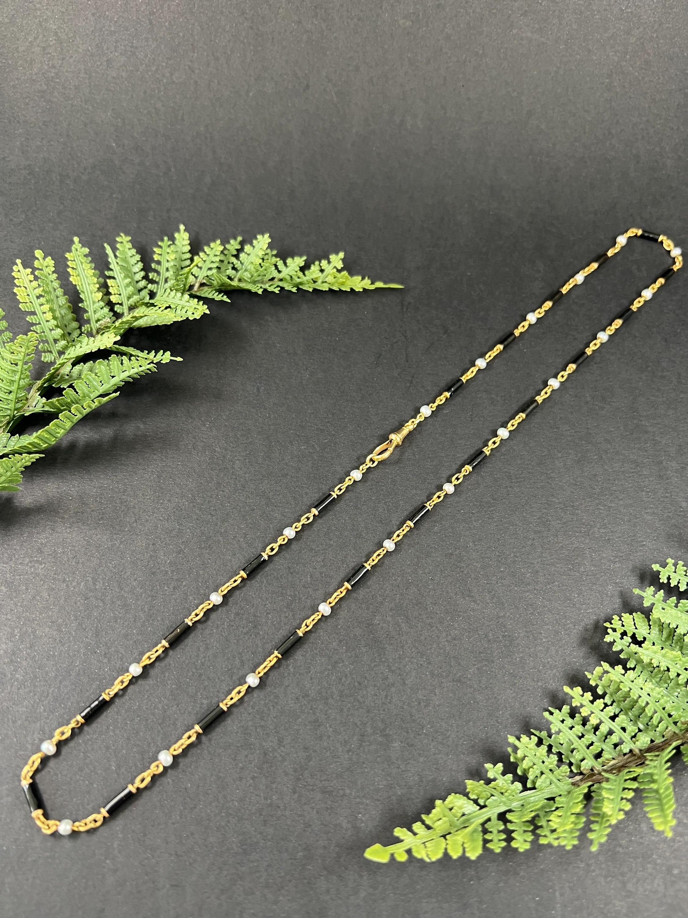Collana a catena lunga in oro 18ct, smalto nero vittoriano e perle con chiusura a girello In condizioni buone in vendita a Brighton, GB