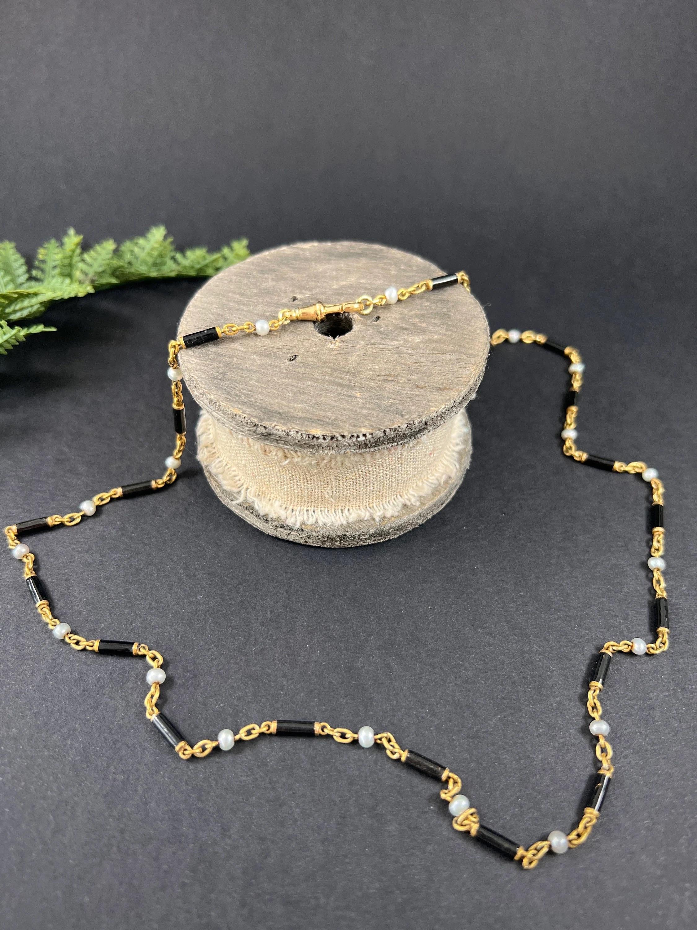 Collana a catena lunga in oro 18ct, smalto nero vittoriano e perle con chiusura a girello in vendita 1