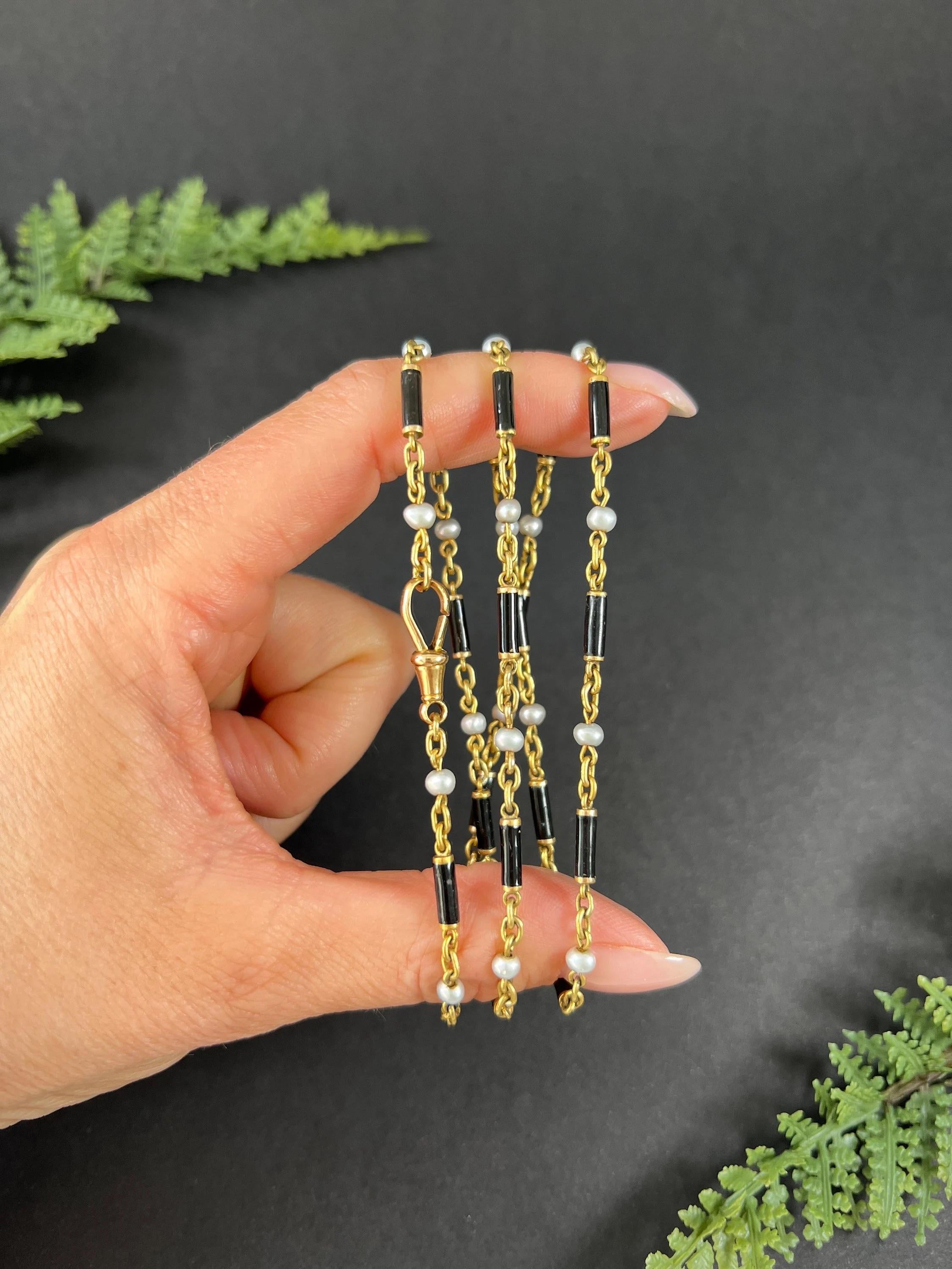 Collana a catena lunga in oro 18ct, smalto nero vittoriano e perle con chiusura a girello in vendita 2