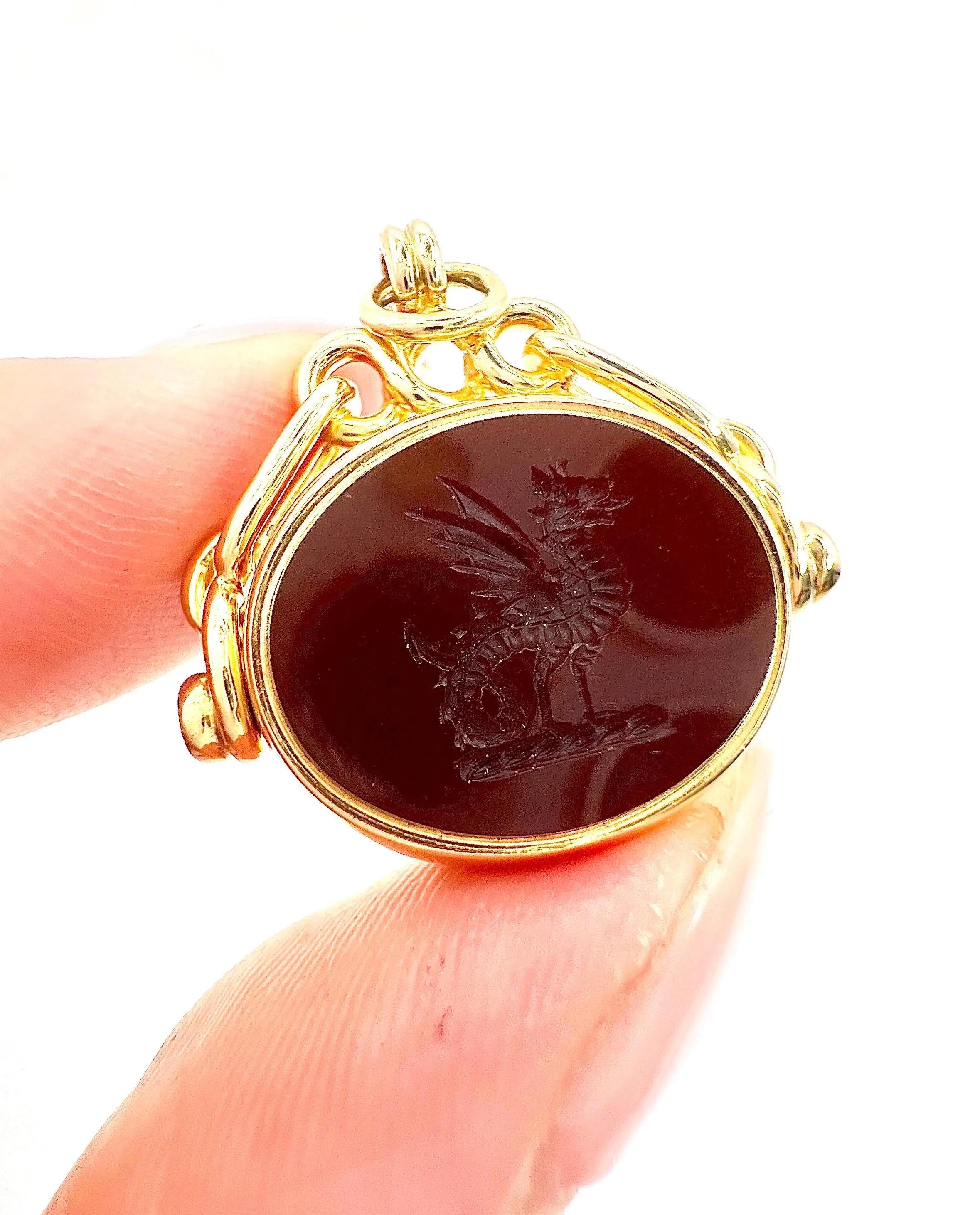 Oro 18 ct, pietra sanguigna vittoriana e grifone in corniola con marchio 1887 in vendita 5