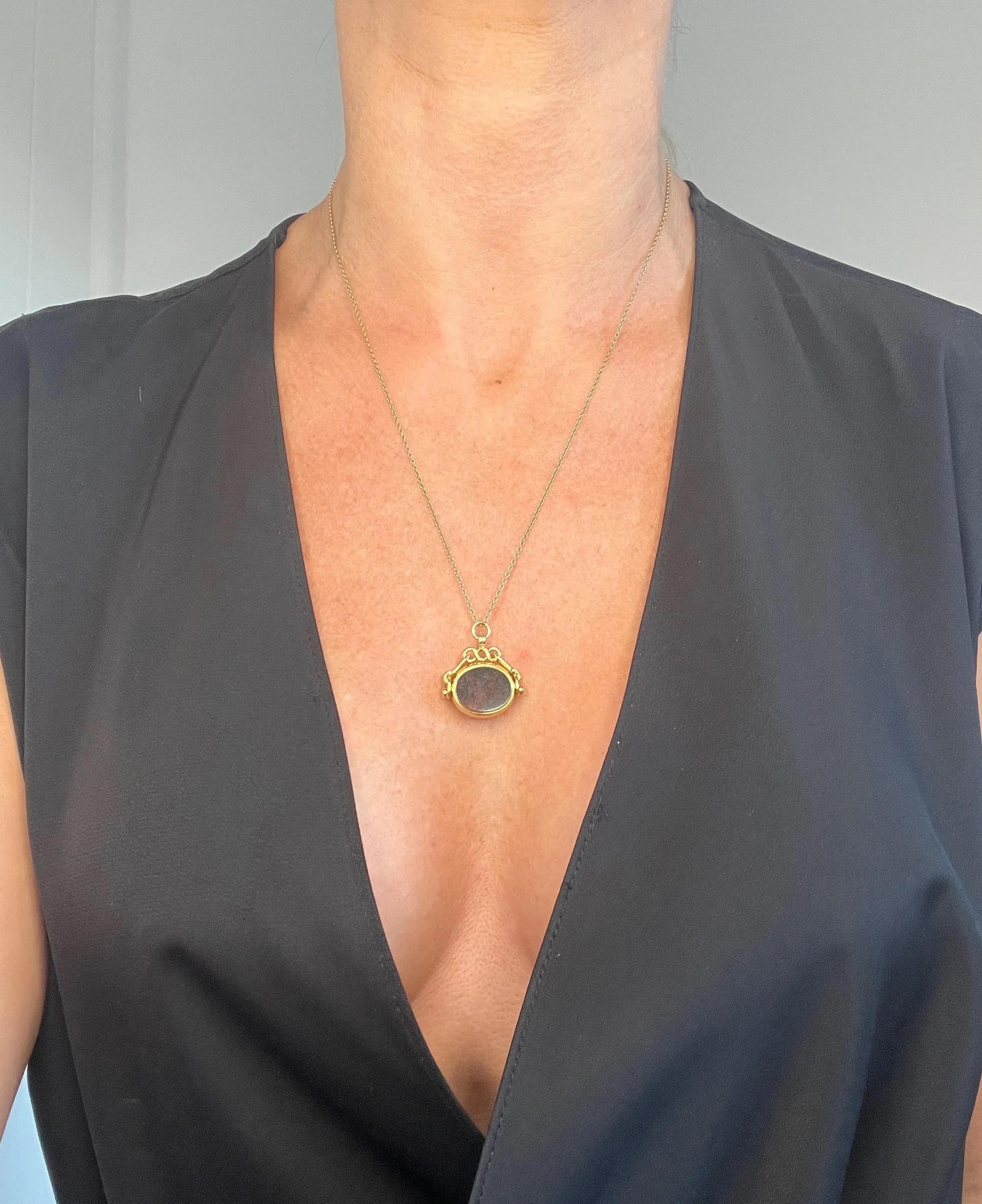 Porta sigillo antico

Oro giallo 18ct 

Marchio Birmingham 1887

* LA CATENA È VENDUTA SEPARATAMENTE 

Questo squisito porta sigillo vittoriano è realizzato in oro giallo 18 ct e presenta un accattivante design a due facce che ruota. Eleganza e