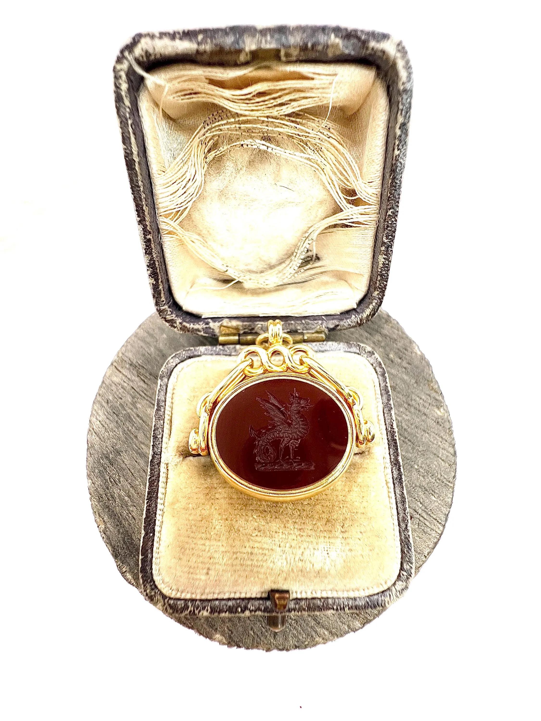 Oro 18 ct, pietra sanguigna vittoriana e grifone in corniola con marchio 1887 in vendita 1