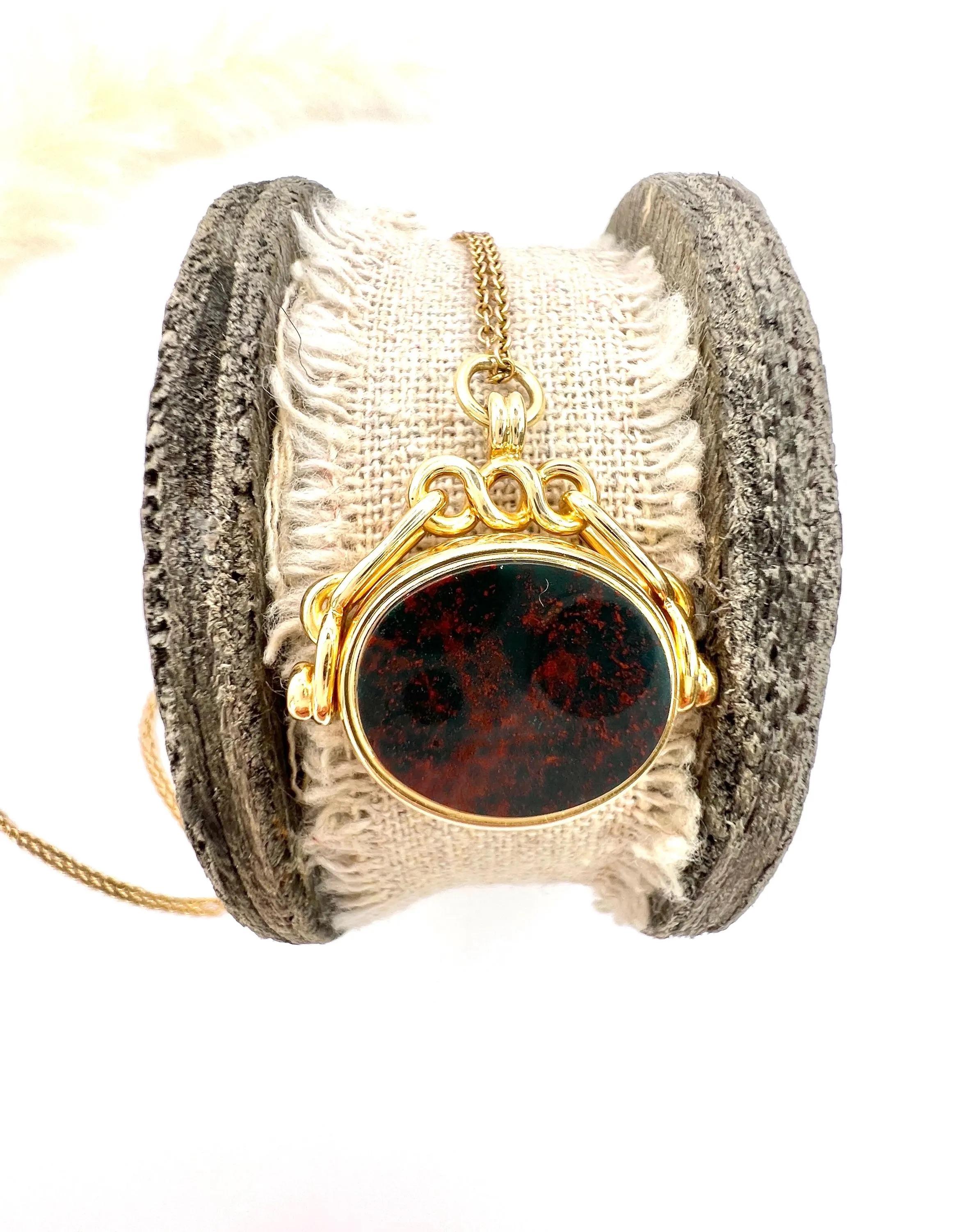 Oro 18 ct, pietra sanguigna vittoriana e grifone in corniola con marchio 1887 in vendita 3