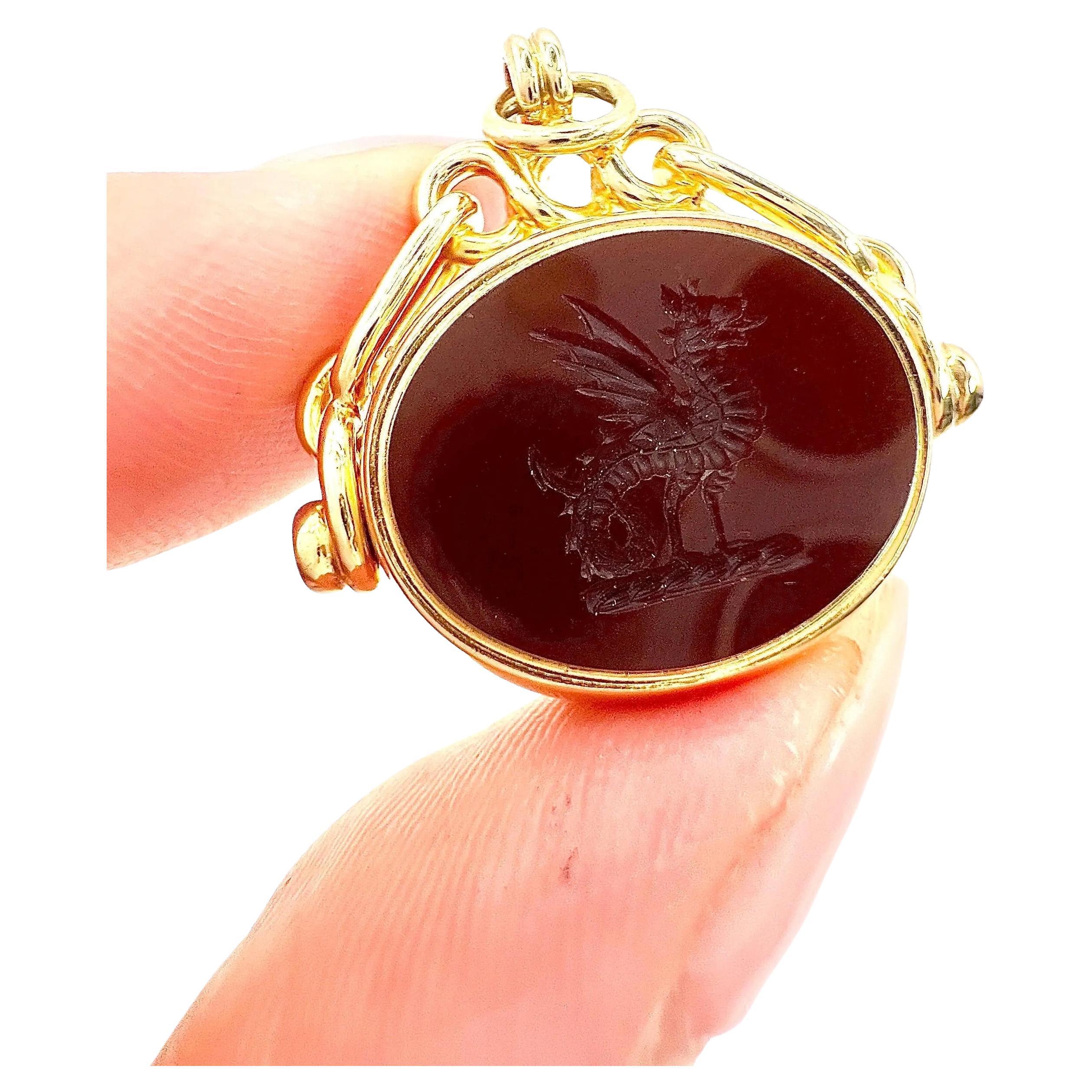 Oro 18 ct, pietra sanguigna vittoriana e grifone in corniola con marchio 1887 in vendita