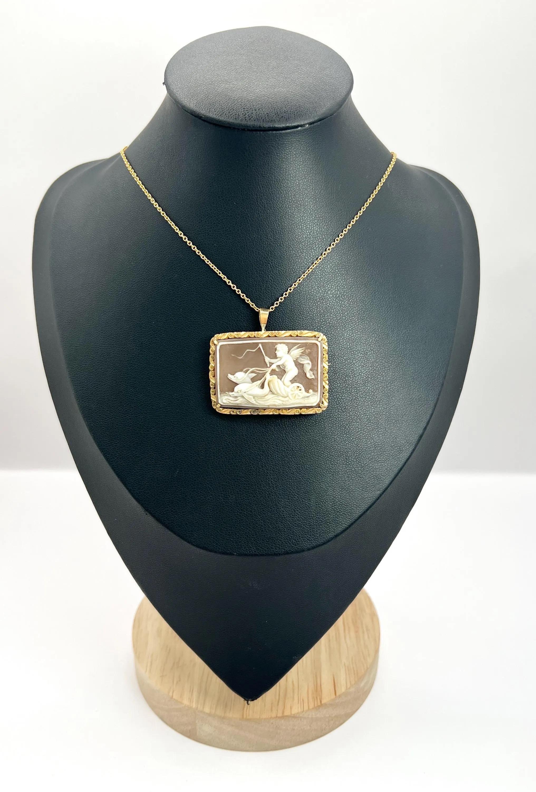 18 Karat Gold viktorianischer Kamee-Anhänger/Brosche, Cherub, Eros und Delphin Chariot Muschel für Damen oder Herren im Angebot