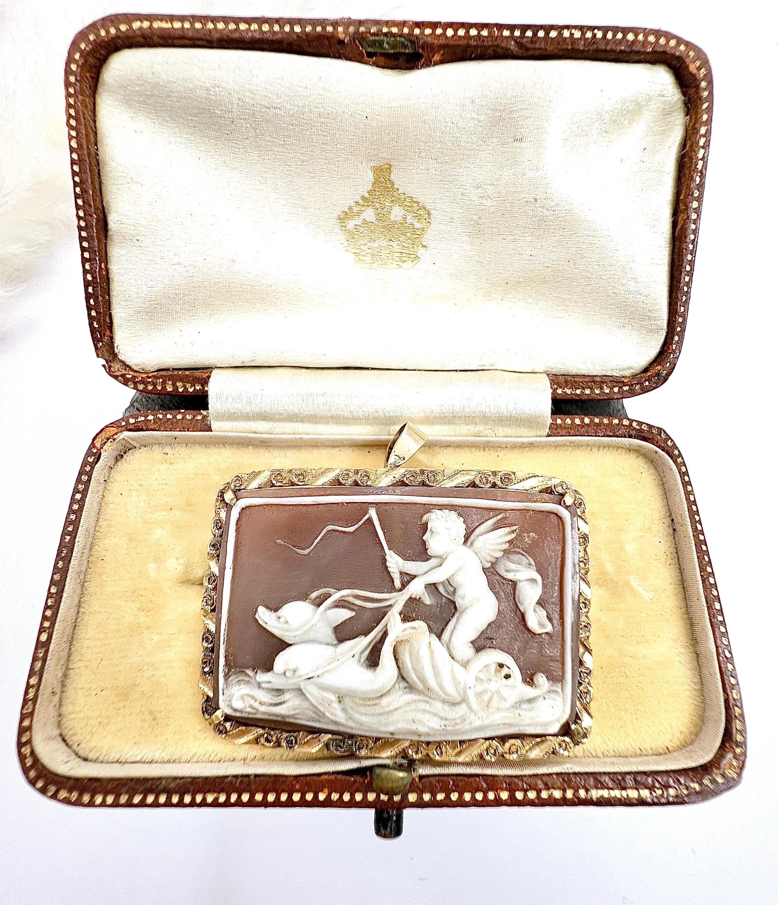 18 Karat Gold viktorianischer Kamee-Anhänger/Brosche, Cherub, Eros und Delphin Chariot Muschel im Angebot 3