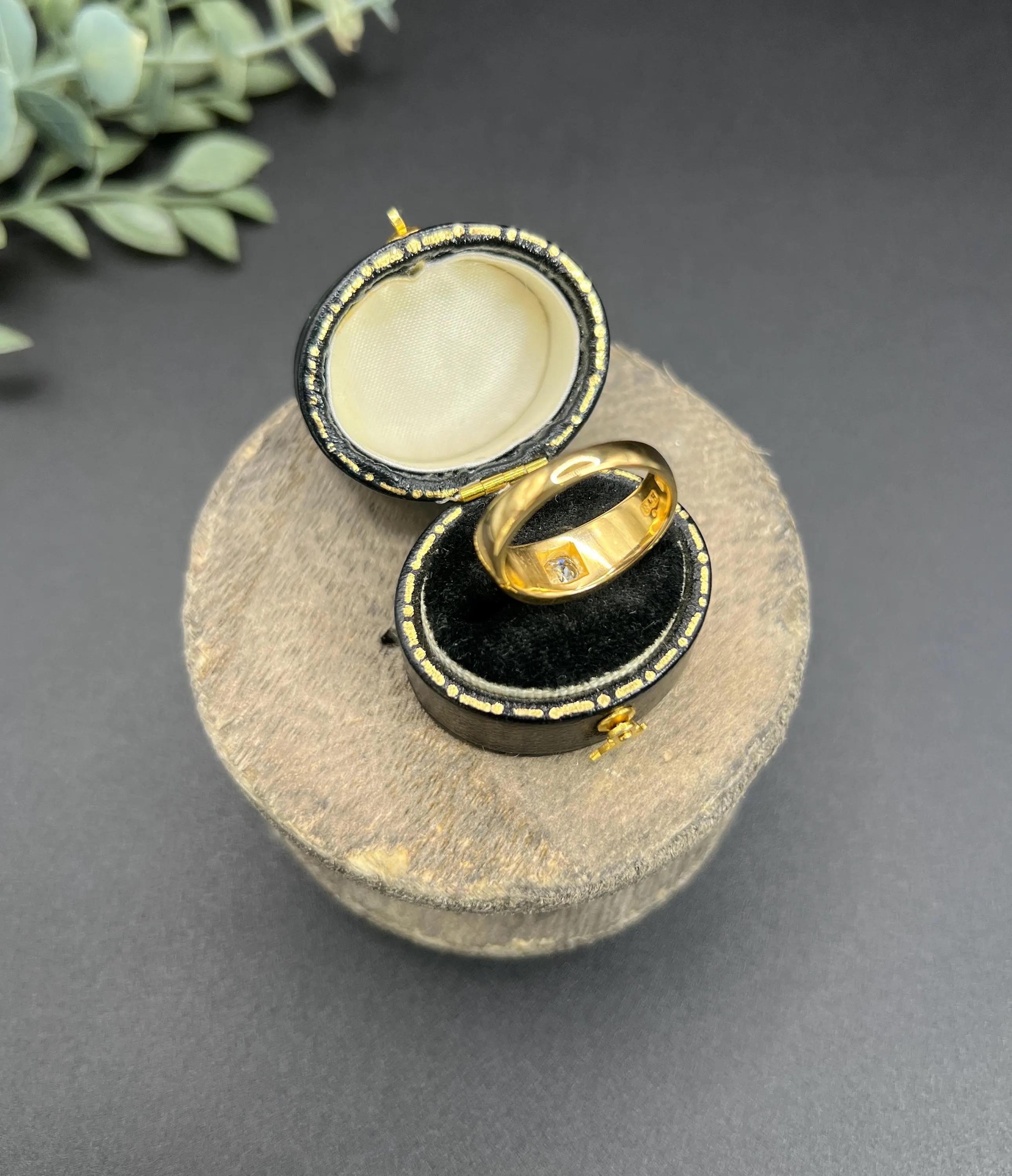 18ct Gold, Victorian Diamond Single Stone Band Ring, Hallmarked Birmingham 1879 For Sale 3