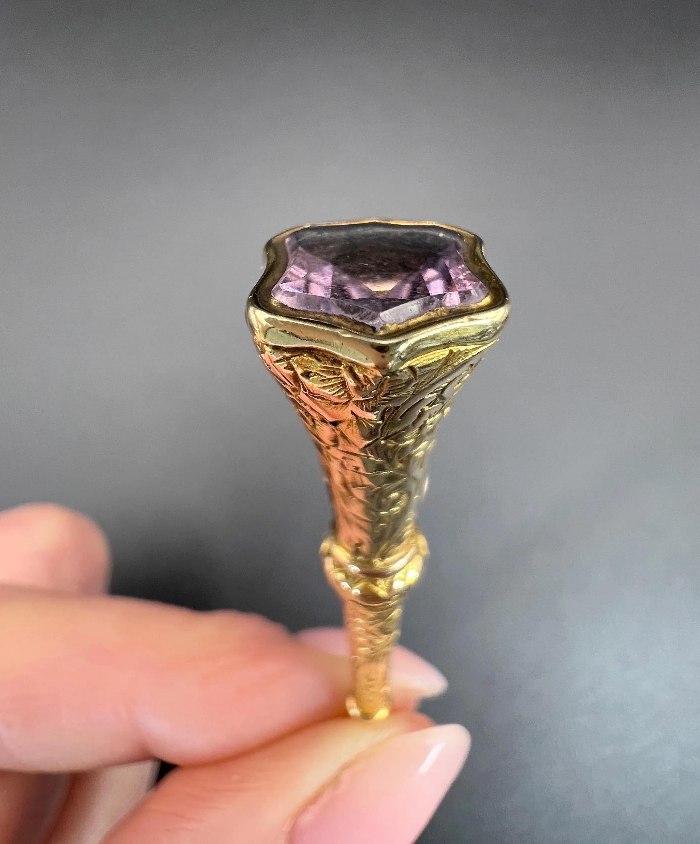 Pendentif de montre de poche victorien gravé en or 18 carats avec bouton de couleur améthyste Bon état - En vente à Brighton, GB