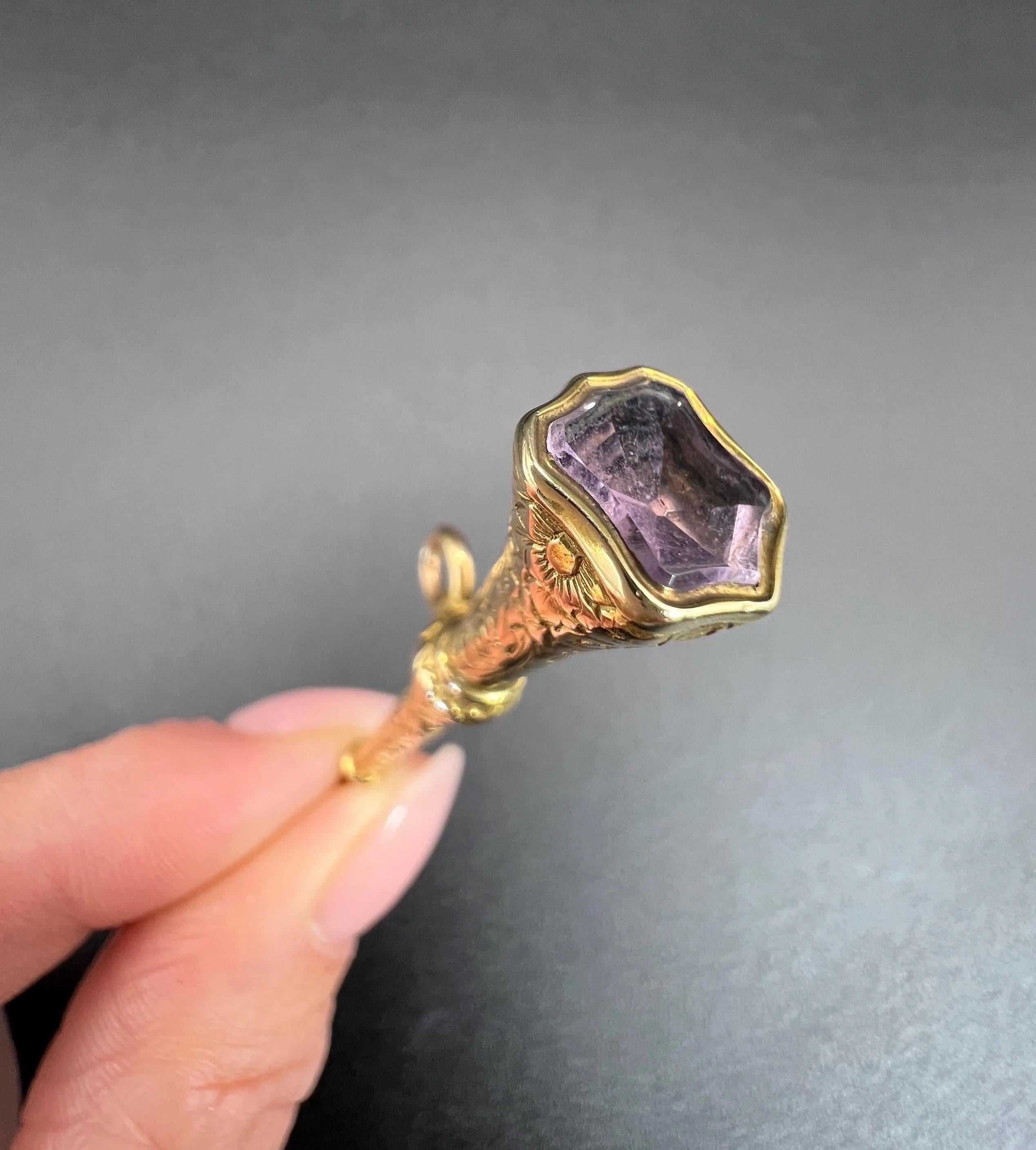 Pendentif de montre de poche victorien gravé en or 18 carats avec bouton de couleur améthyste Unisexe en vente