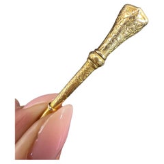 Colgante Llave de Reloj de Bolsillo Victoriano de Oro de 18 ct Grabado con Llavero de Color Amatista