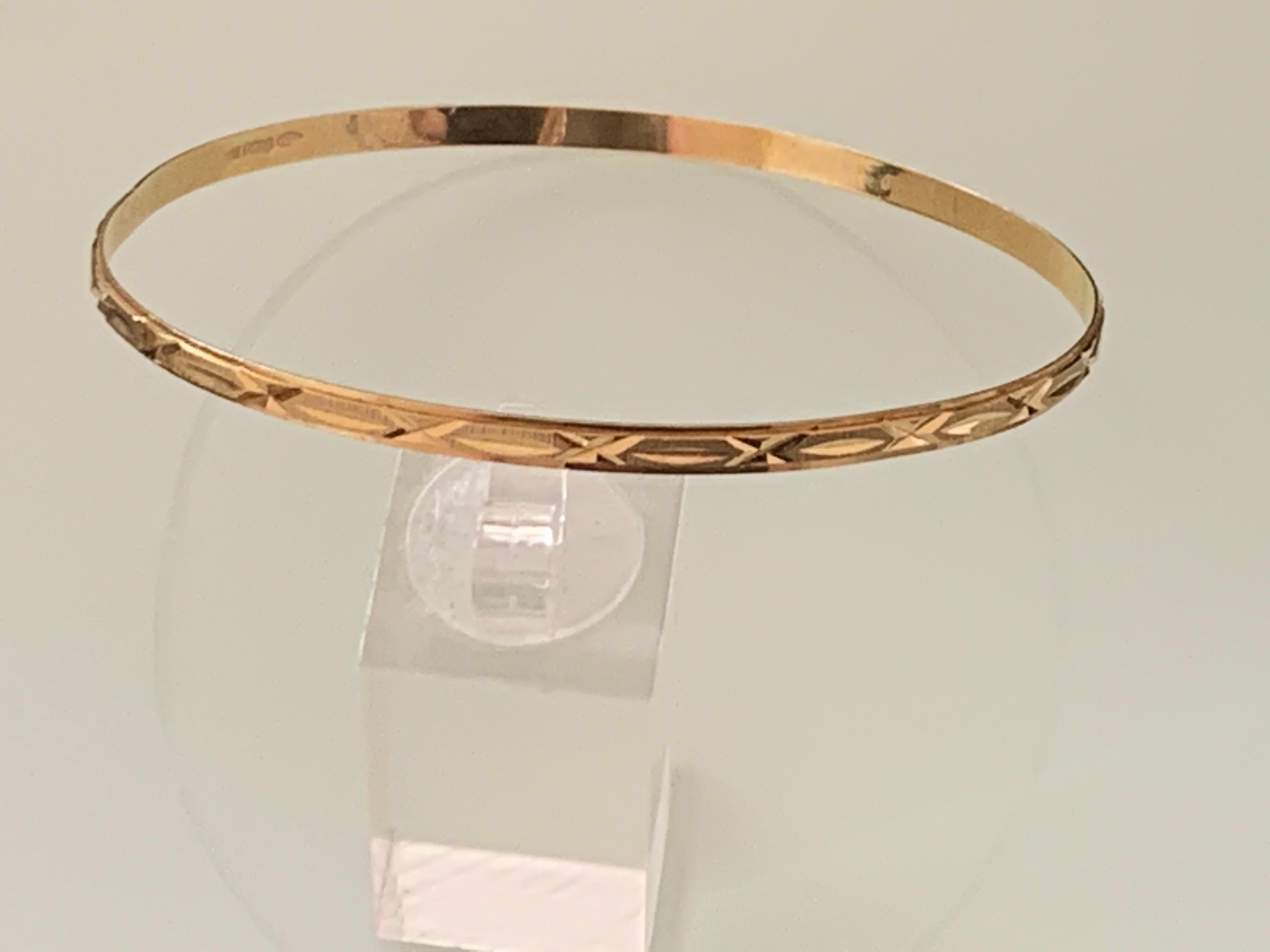 18ct 750 Gold Vintage Armreif
mit lichtdurchlässiger Außenkantengestaltung

mit schwachen italienischen Punzierungen im Inneren des Bandes 

SOA Star 54 AR  - 750 in Form einer Raute.
Goldschmiede CIRCA 1970er Jahre
S.O.A. srl Societa' Orafa