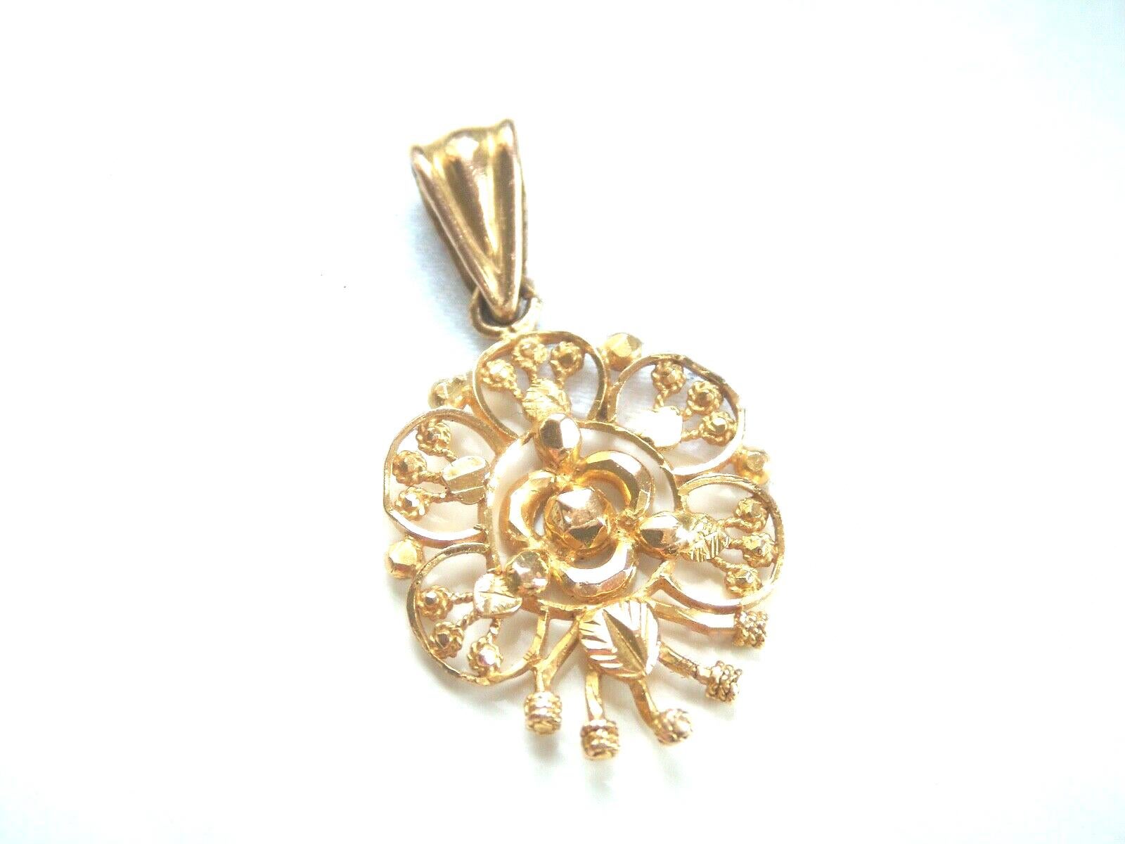 18ct 750 Gold Pendant
Far Eastern Design
Great condition Like New
Fully Hallmarked on Bail . Laser applied by London Assay Hallmarks in 2019

 