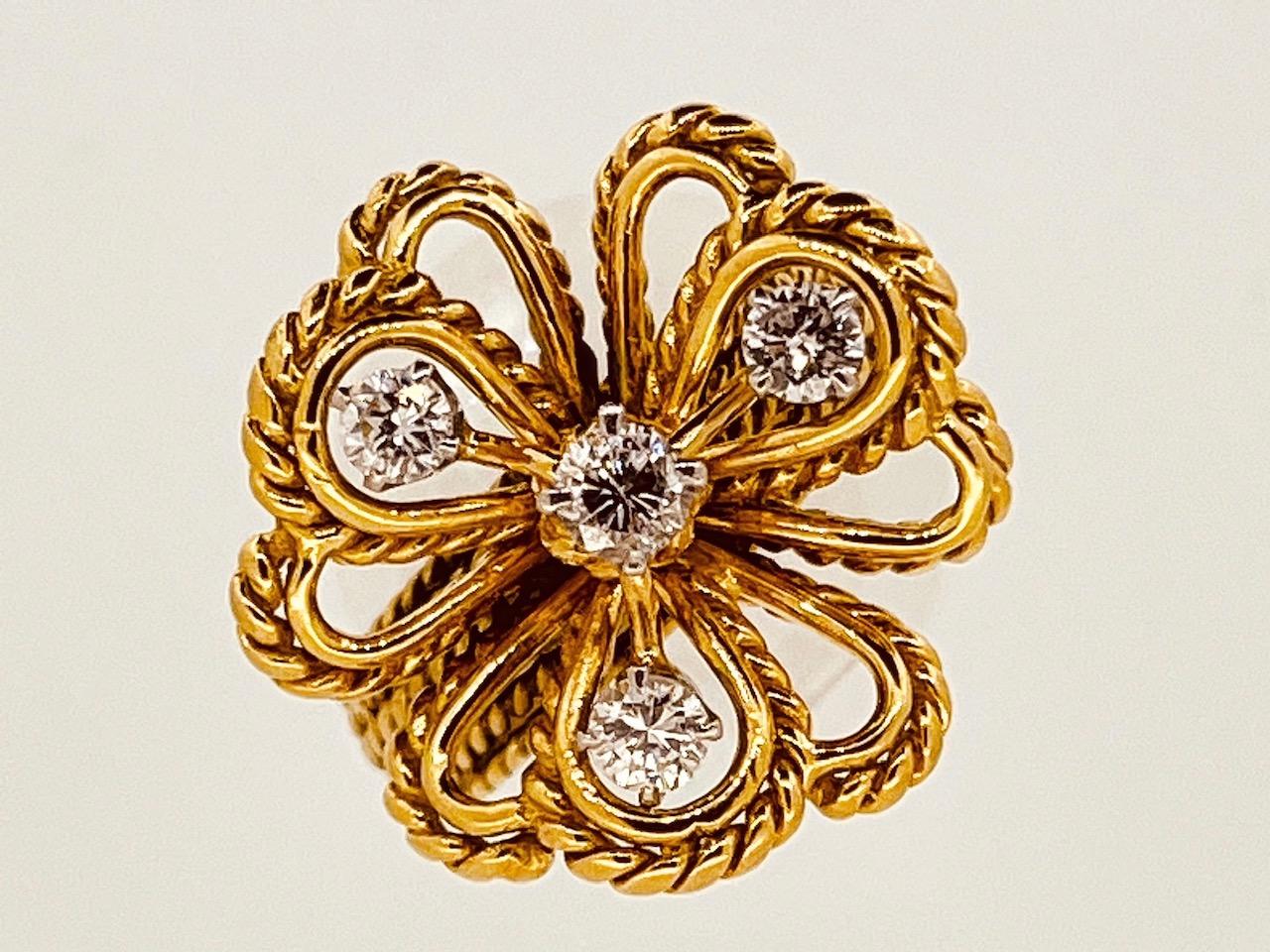 18ct Gold Vintage Flower Ring Suspending Four Brilliant Cut Diamonds Circa 1960s In Excellent Condition For Sale In London, GB