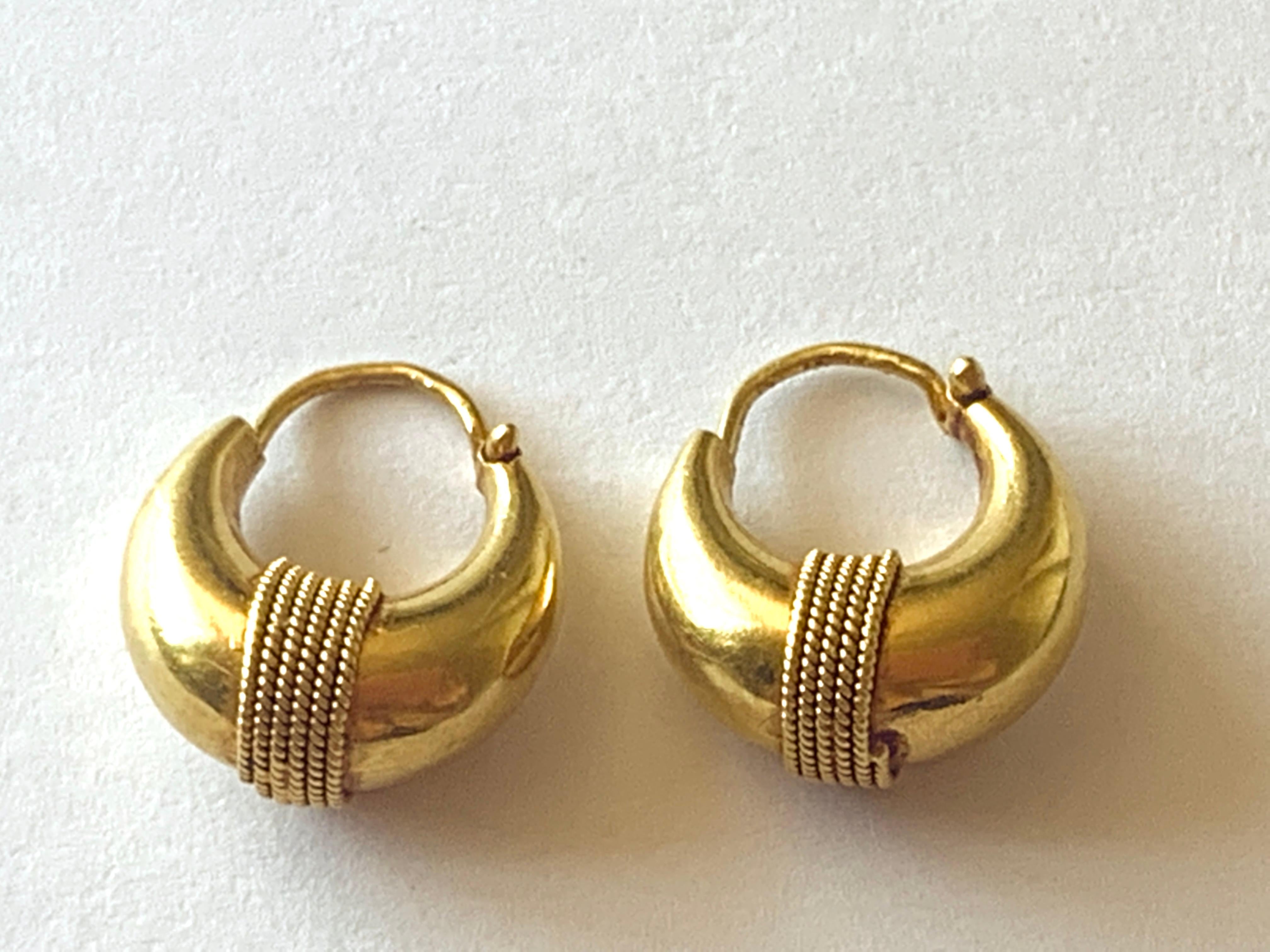 Rare Vintage 18ct Gold Handmade Roman Design Creoles
with beautiful boat shaped adorned with a flowing rope design - 
Hallmarked in the U.K For 18ct Gold 
possibly slightly higher as united kingdom only stamps for 18ct and 22ct 
Import Date letter X