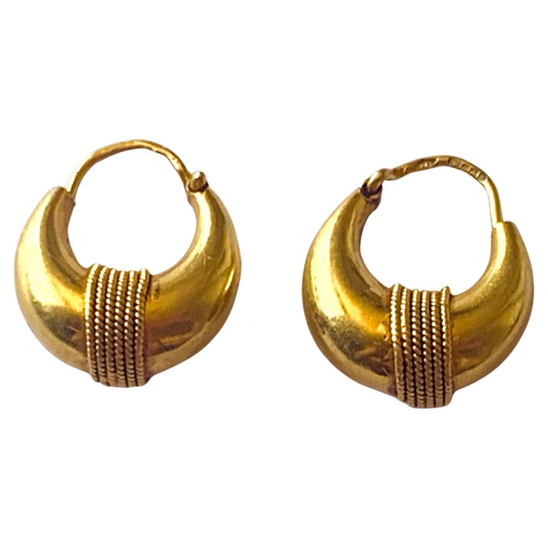 Boucles d'oreilles vintage en or 18 carats à motifs romains, faites à la  main En vente sur 1stDibs