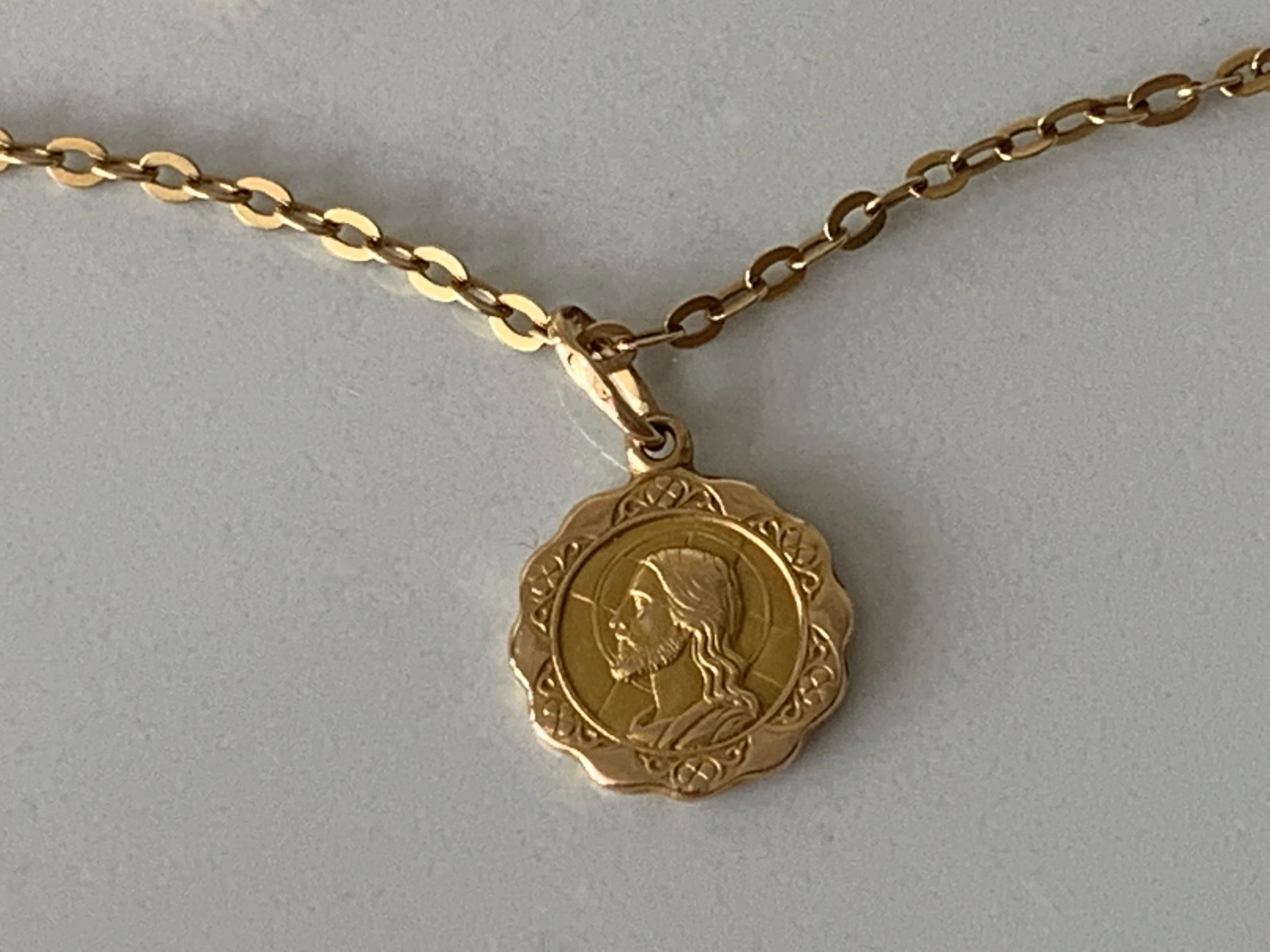 18ct Gold Vintage Italian Jesus Pendant & 18ct Gold Chain  In Good Condition In London, GB