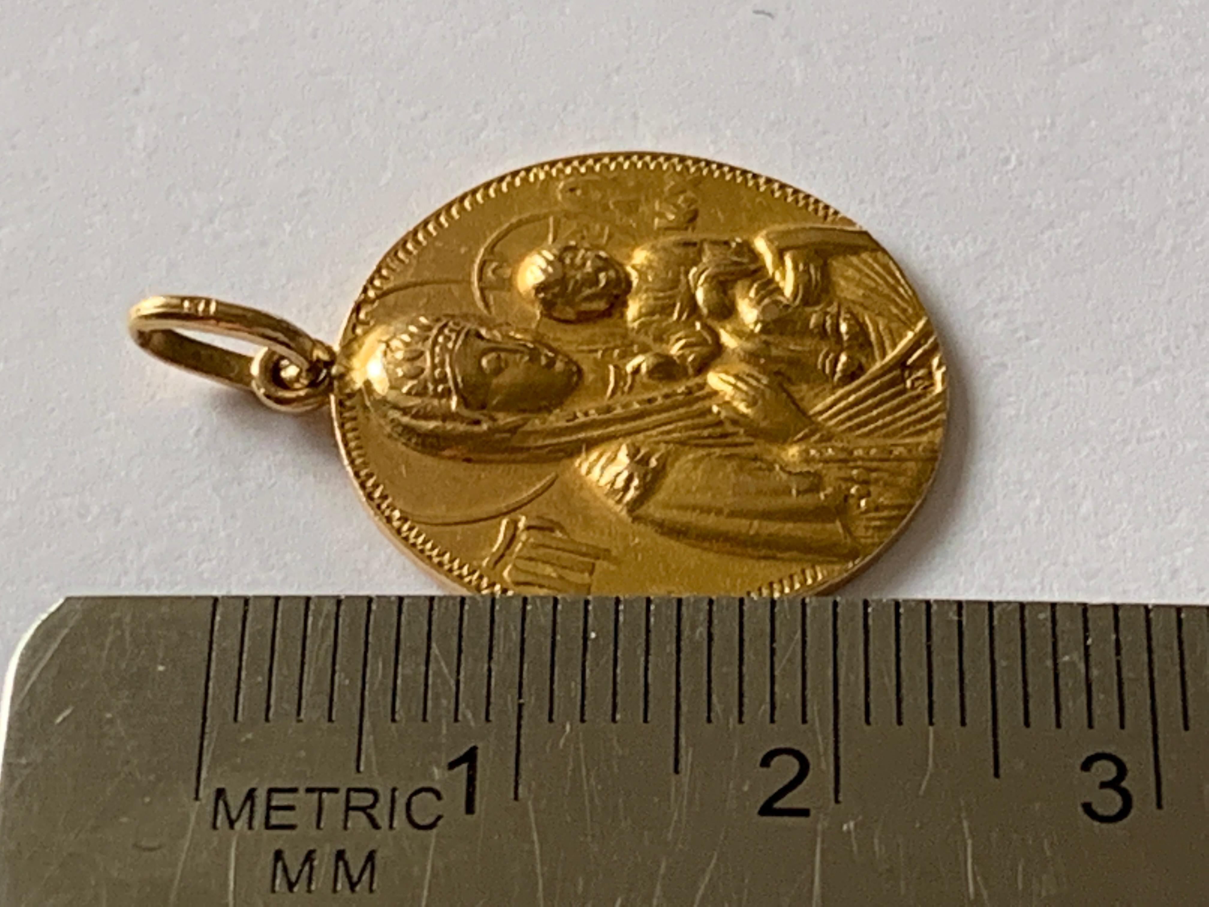 18ct Gold Virgin Mary Pendant Era, 1970s In Good Condition For Sale In London, GB