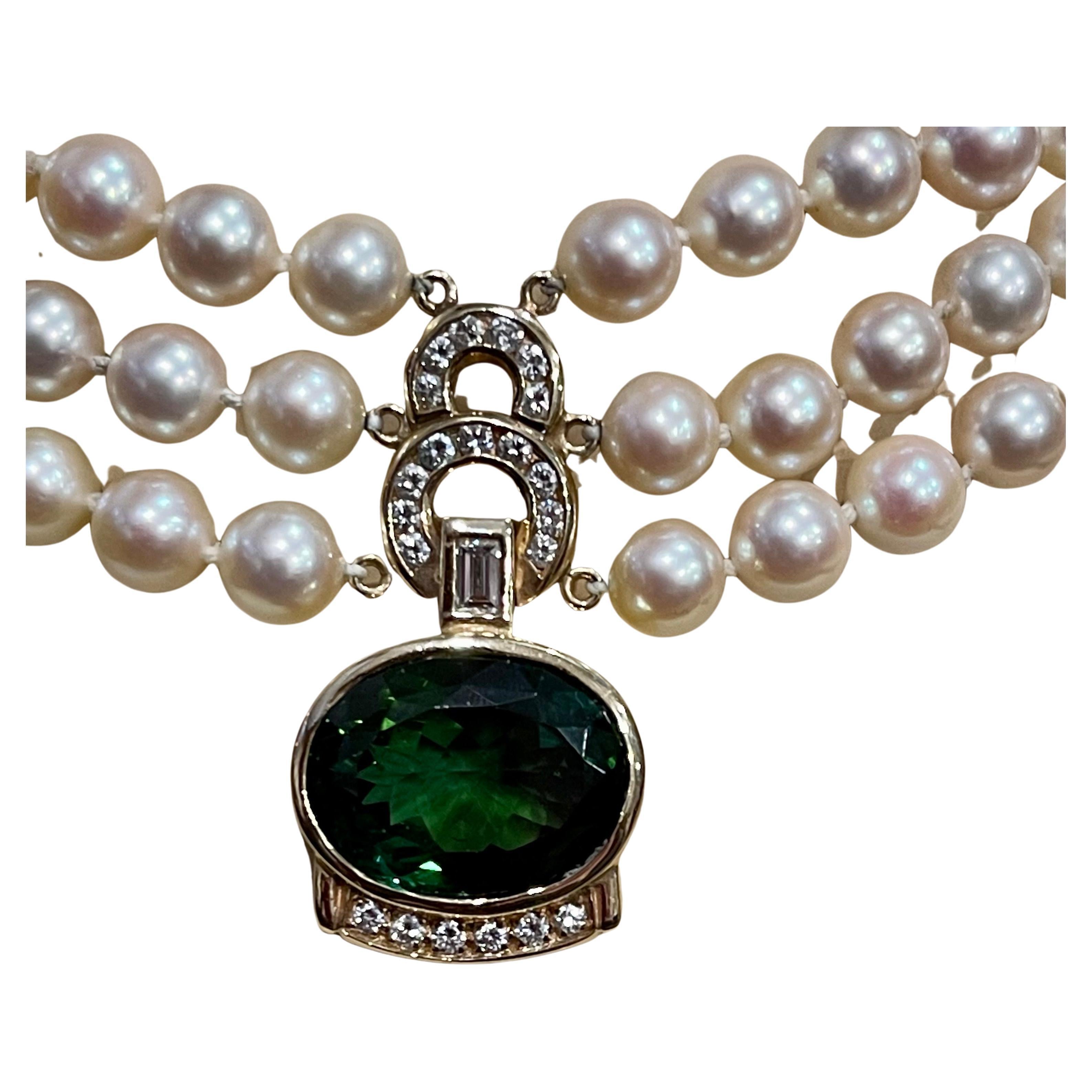 Taille ovale Collier en or 14 carats et triples perles, tourmaline verte 18 carats et diamants 2,5 carats en vente