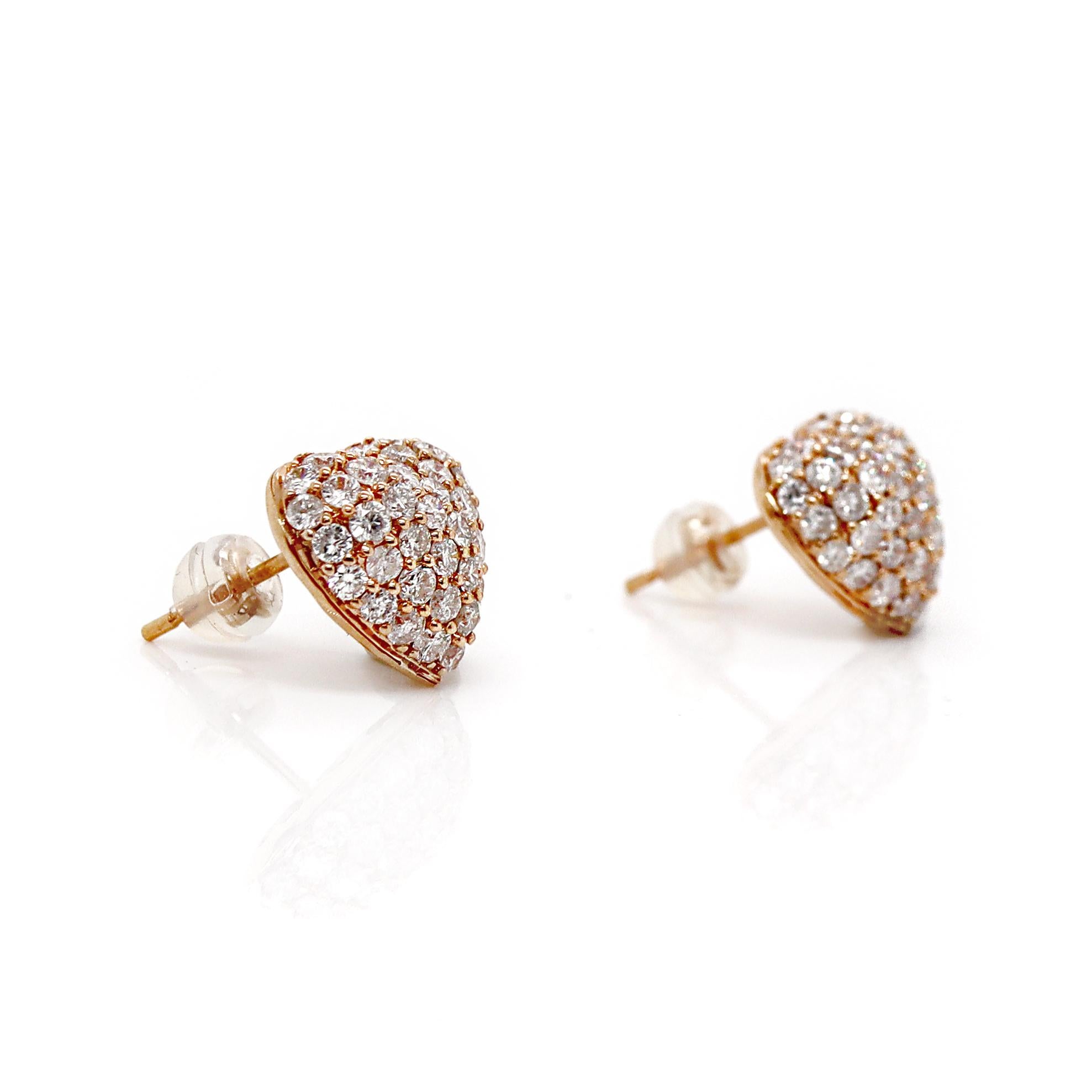 Orecchini a cuore in oro rosa 18ct con diamanti da 2,00ct

Questi orecchini con diamanti a forma di cuore da 2,00ct sono splendidamente incastonati in un caldo oro rosa che offre uno scintillio romantico ed elegante. I diamanti, disposti con cura
