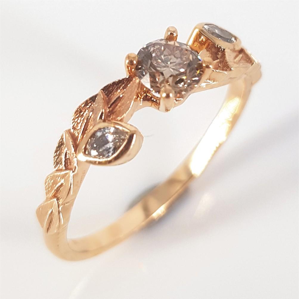 Dieser Ring mit Blattmuster ist in 18 Karat Roségold gefasst und wiegt 3,5 Gramm. Dieser Ring enthält 1 RBC Cognac (C1 C2 Vs) mit einem Gewicht von 0,42 Karat und 2 Diamanten (IJ vs-si) mit einem Gewicht von je 0,14ct. Die Ringgröße beträgt S ¼ 