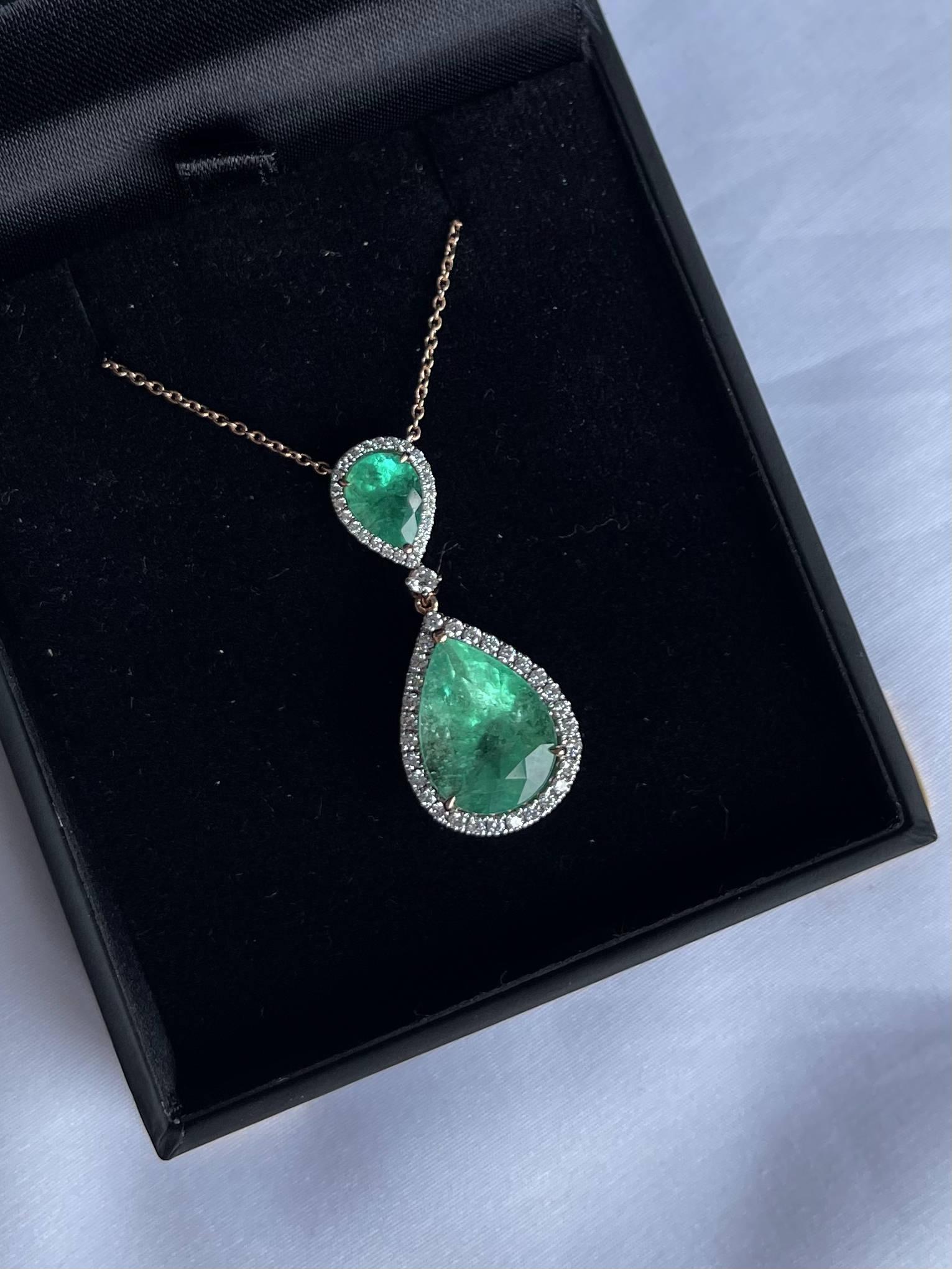 18CT Roségold Smaragd- und Diamant-Anhänger und Halskette (Zeitgenössisch) im Angebot