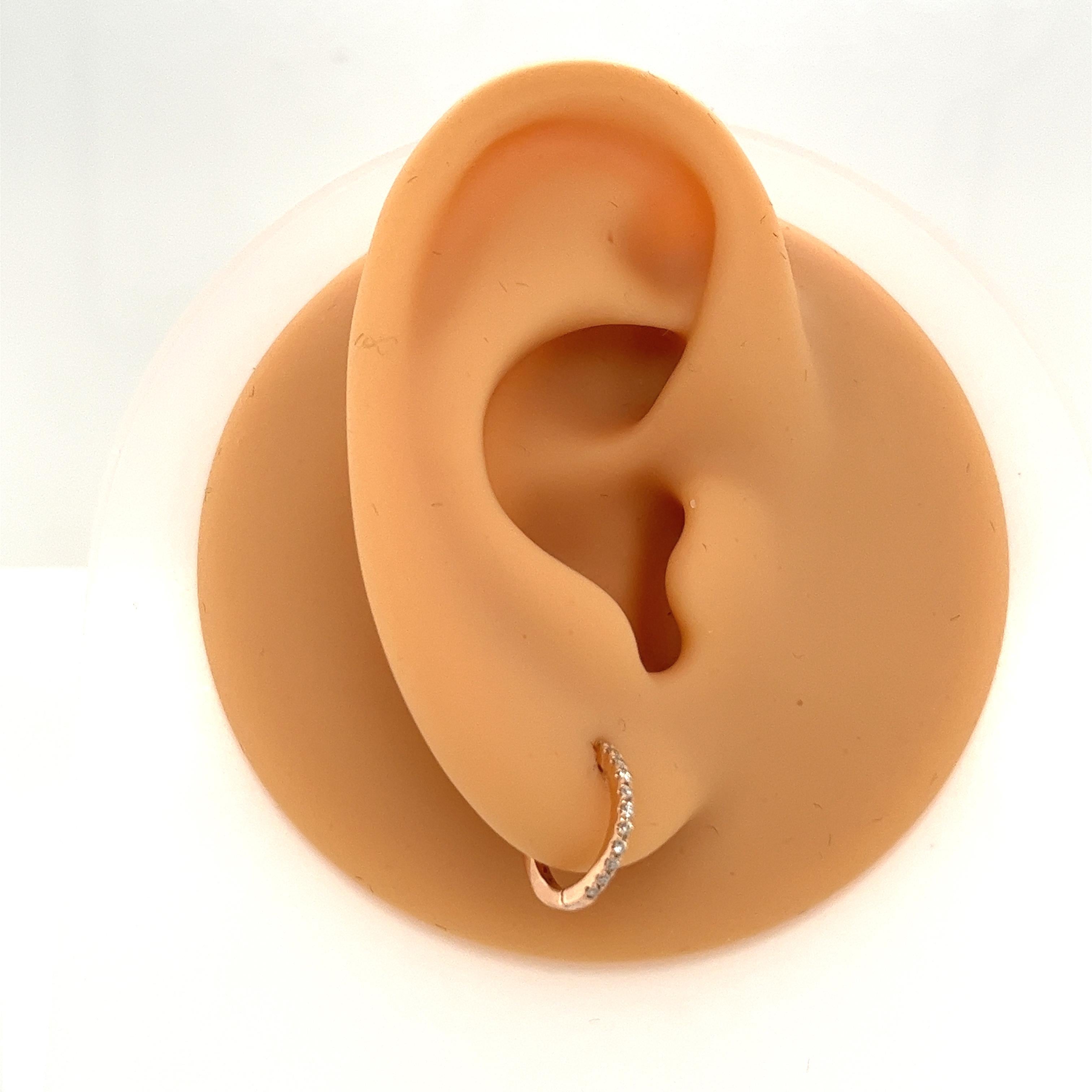 Ces boucles d'oreilles mesurent 11 mm de diamètre et sont serties de 0,09 ct de diamants ronds. Ils constituent un excellent choix pour les femmes qui aiment porter des bijoux à la fois classes et élégants. Ces boucles d'oreilles sont un choix