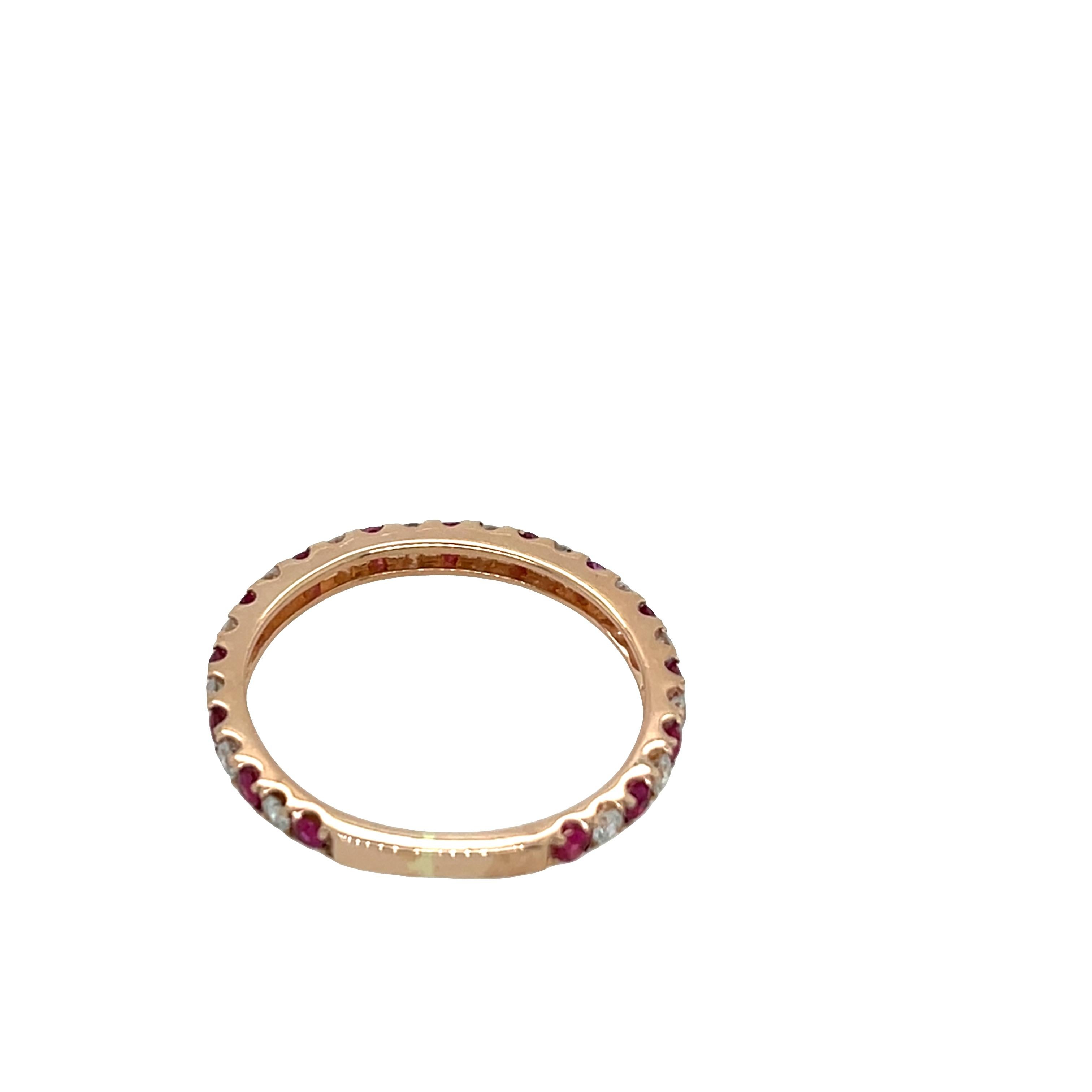 Anello Eternity in oro rosa 18 ct con diamanti naturali taglio brillante 0,20 ct.
e rubini rotondi da 0,20 carati, questo anello è il simbolo perfetto del tuo impegno senza fine. 

Peso totale dei diamanti: 0,20ct 
Colore del diamante: