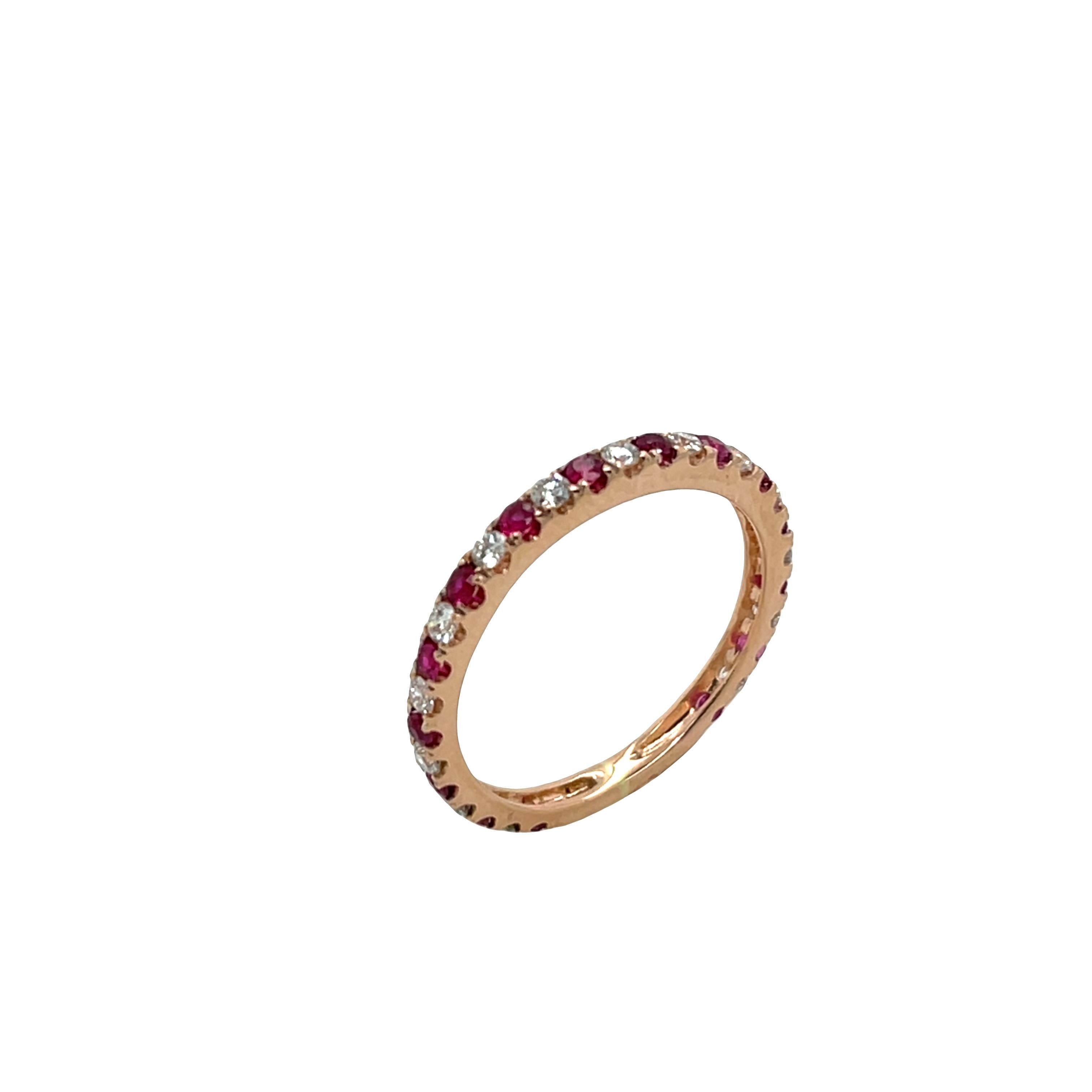 Taglio rotondo Anello Eternità in oro rosa 18ct con diamanti e rubini in vendita