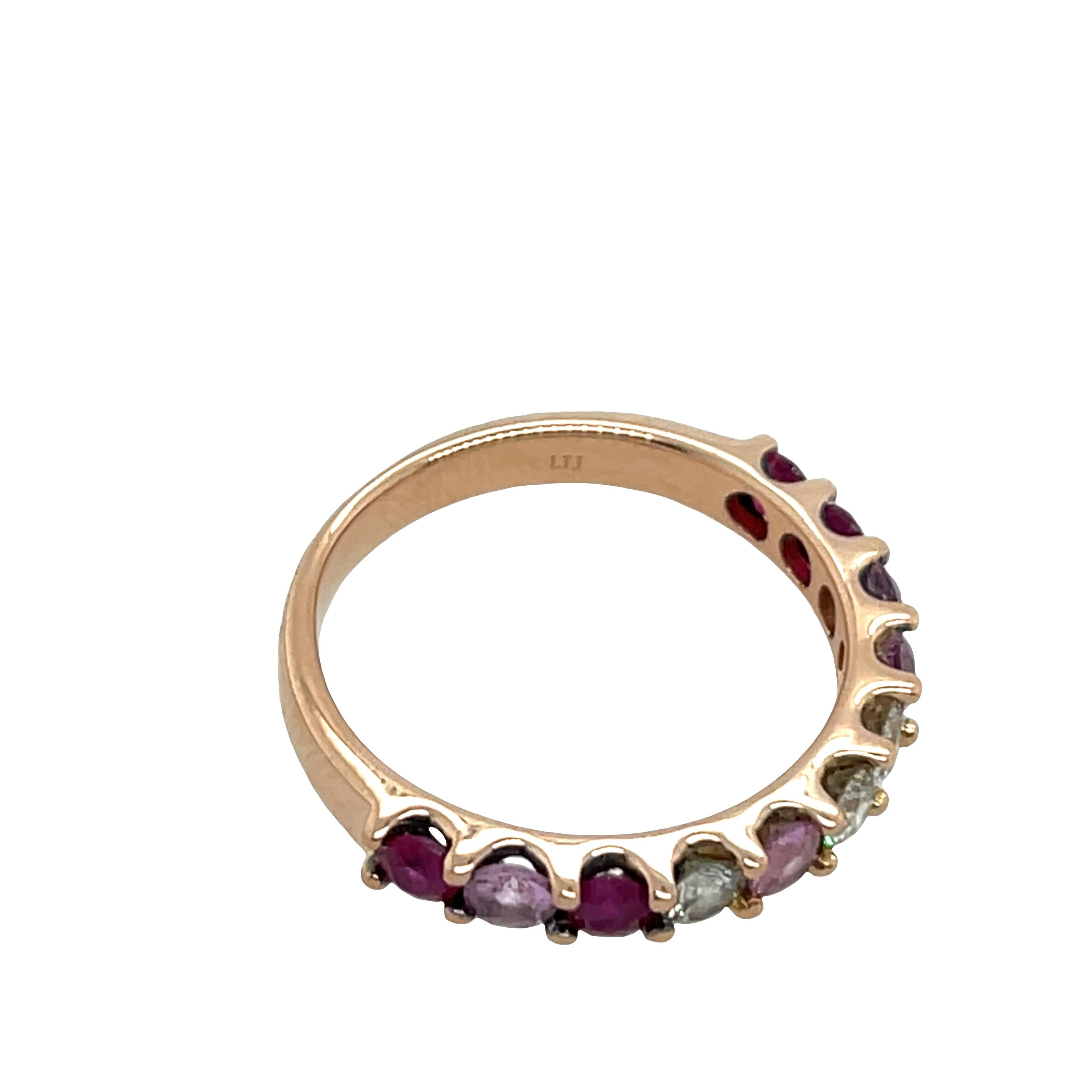 Une bague d'éternité vibrante et féminine en or rose 18ct luxueux, sertie d'une combinaison exquise de rubis et de saphirs roses, 
et des diamants naturels. Le mélange harmonieux de pierres précieuses roses et rouges crée un effet de dégradé
